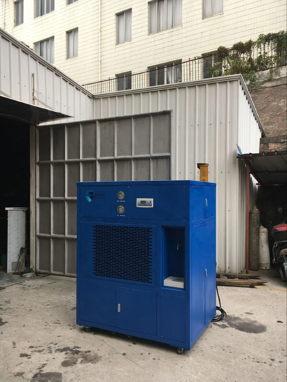 China Leading Manufacturer 100l Water From Air Water Generator Solar Atmospheric Water Generator