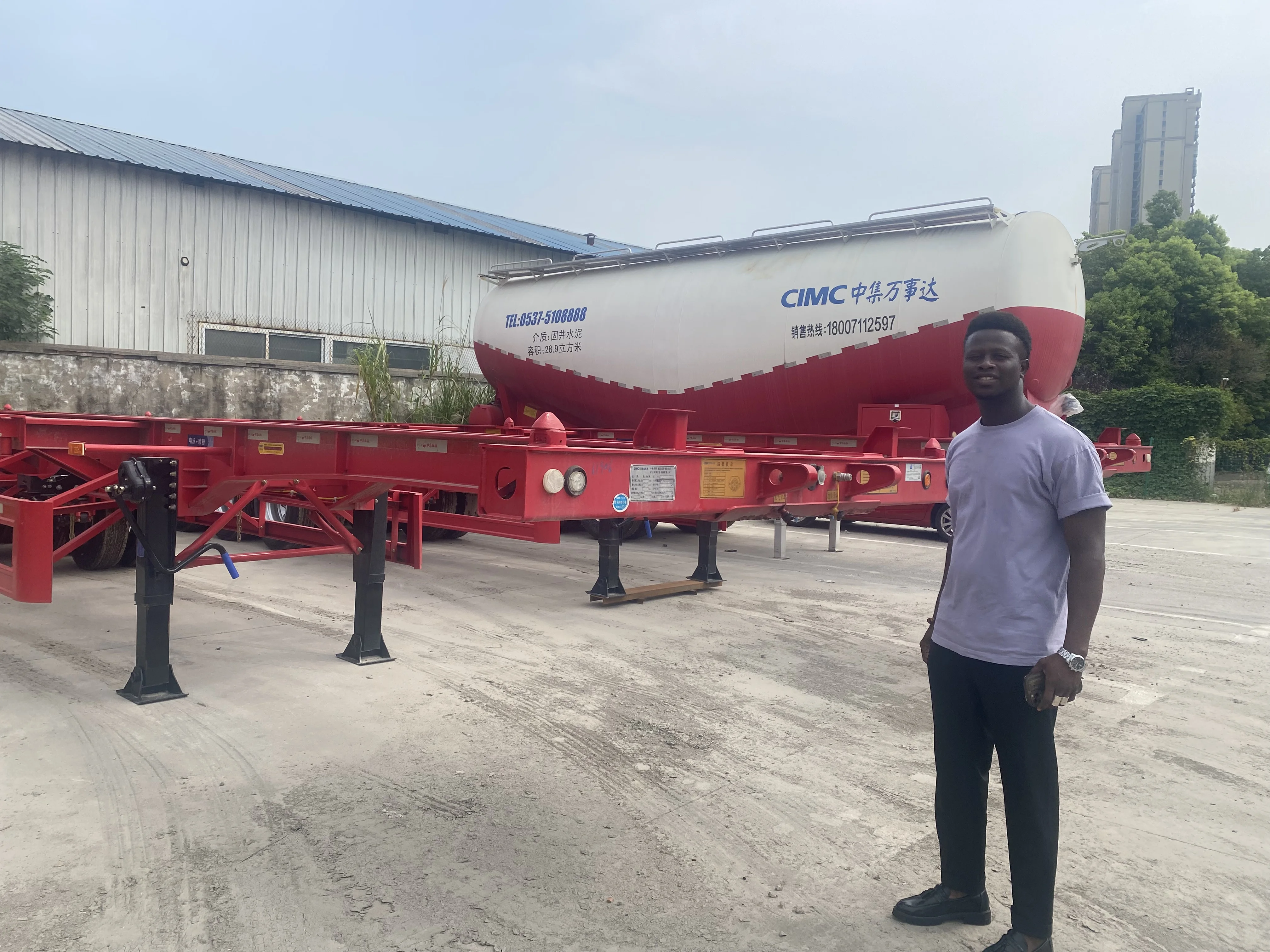 CIMC semi-trailer with diesel engine powder tank