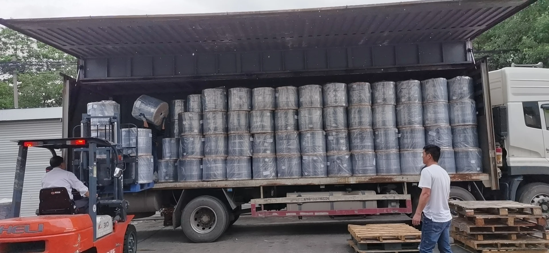 Color PP Nonwoven fabric Raw Material Spunbond Nonwoven Fabric In Roll For FFP2 FFP3 Face Mask