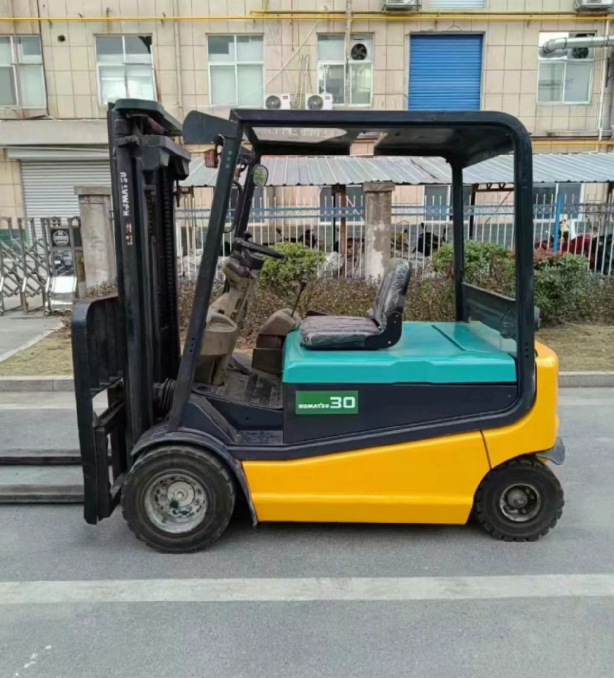 Электрический вилочный погрузчик komatsu высокая мощность почти новая хорошая производительность сделано в Японии низкая цена хорошего качества для