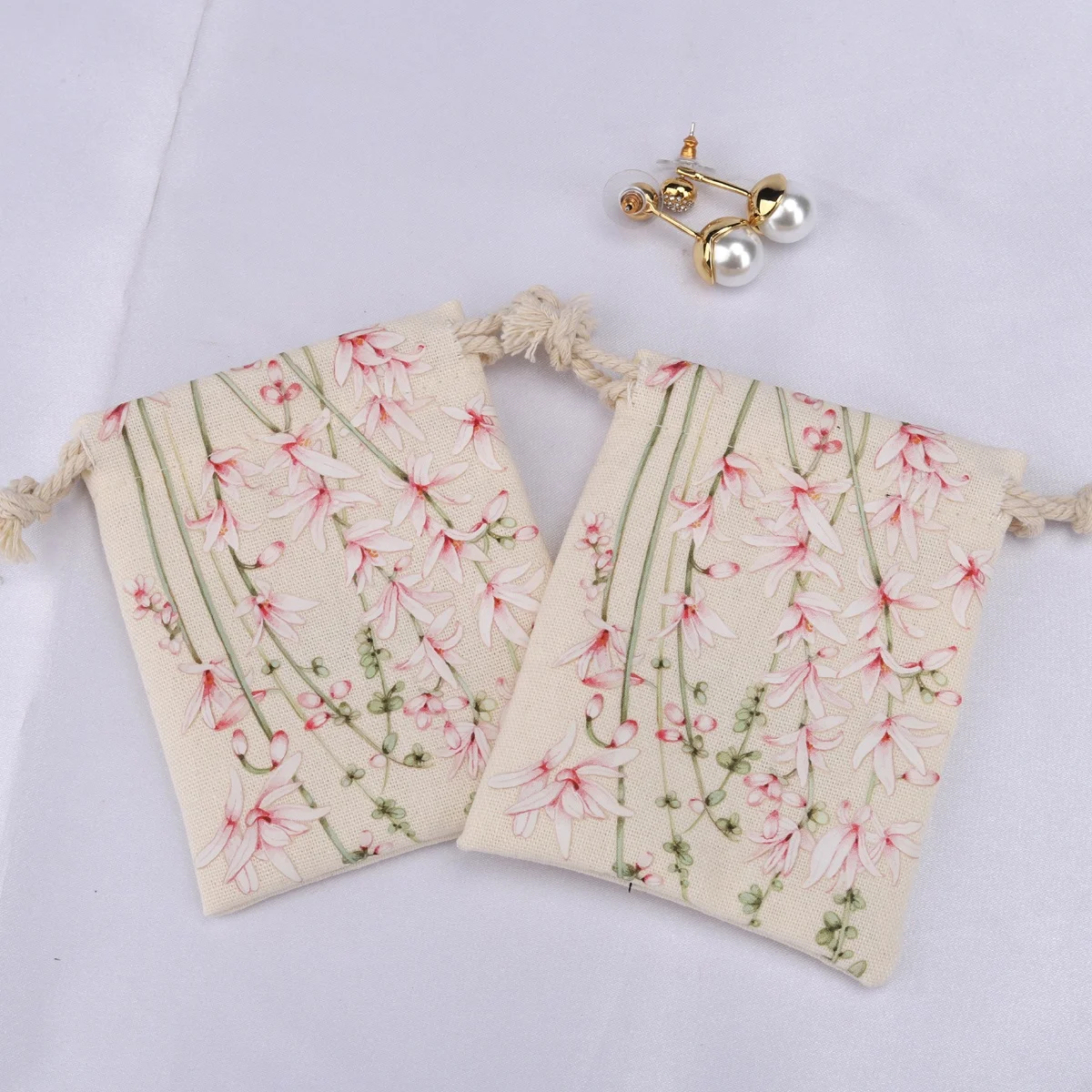 Индивидуальная упаковка из хлопка и льна для горячего тиснения, ювелирные изделия, лак для ногтей, маленькая бежевая хлопковая Подарочная сумка на шнурке