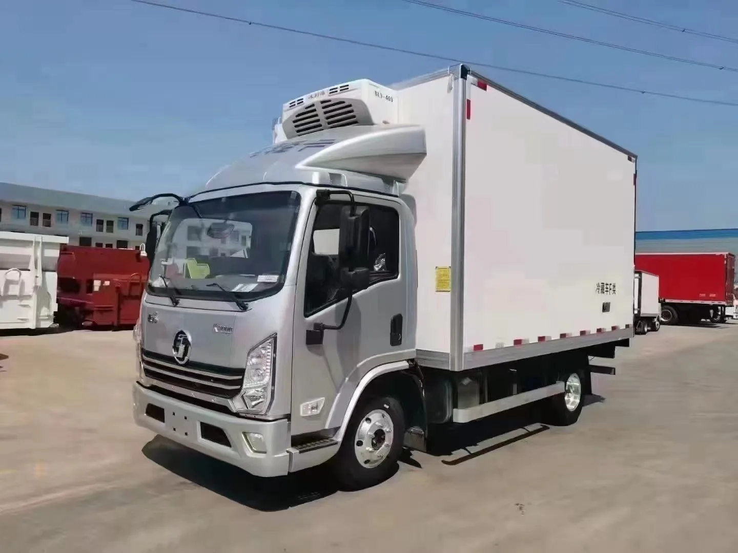 Chinese Good Quality  SHACMAN 5 Tons 4x2 Double chair Refrigerated truck Frozen Van Cargo Box Food Truck With Low Price