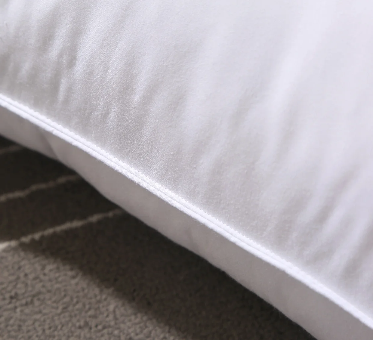 Bed Pillows for Sleeping, Queen Size Pillows Hotel Quality Set of 2 Firm and Supportive Gusseted Pillows for Side and Back Sleep