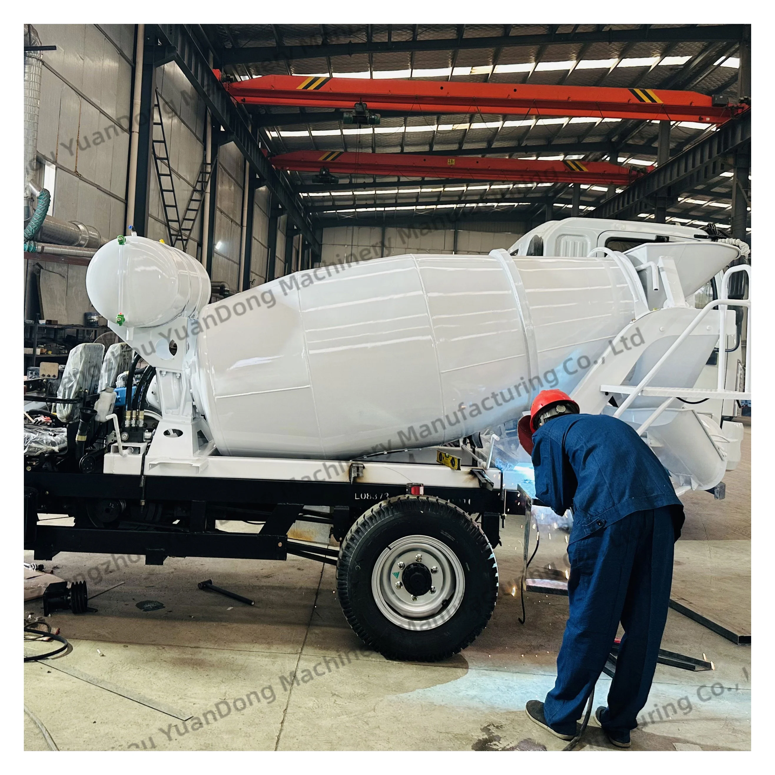 Diesel Engine 32HP Concrete Mixer Machine Tractor Trailer Trucks Automatic Self-loading Cement Mixer Machine