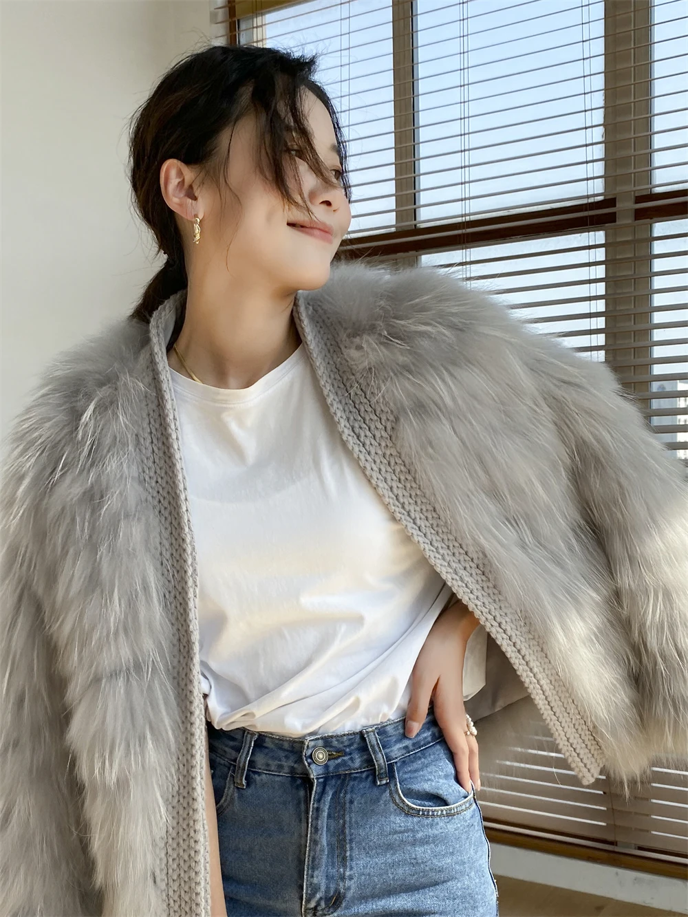 New arrival  plus size fashional  fur strips warm winter white raccoon fur coat for ladies