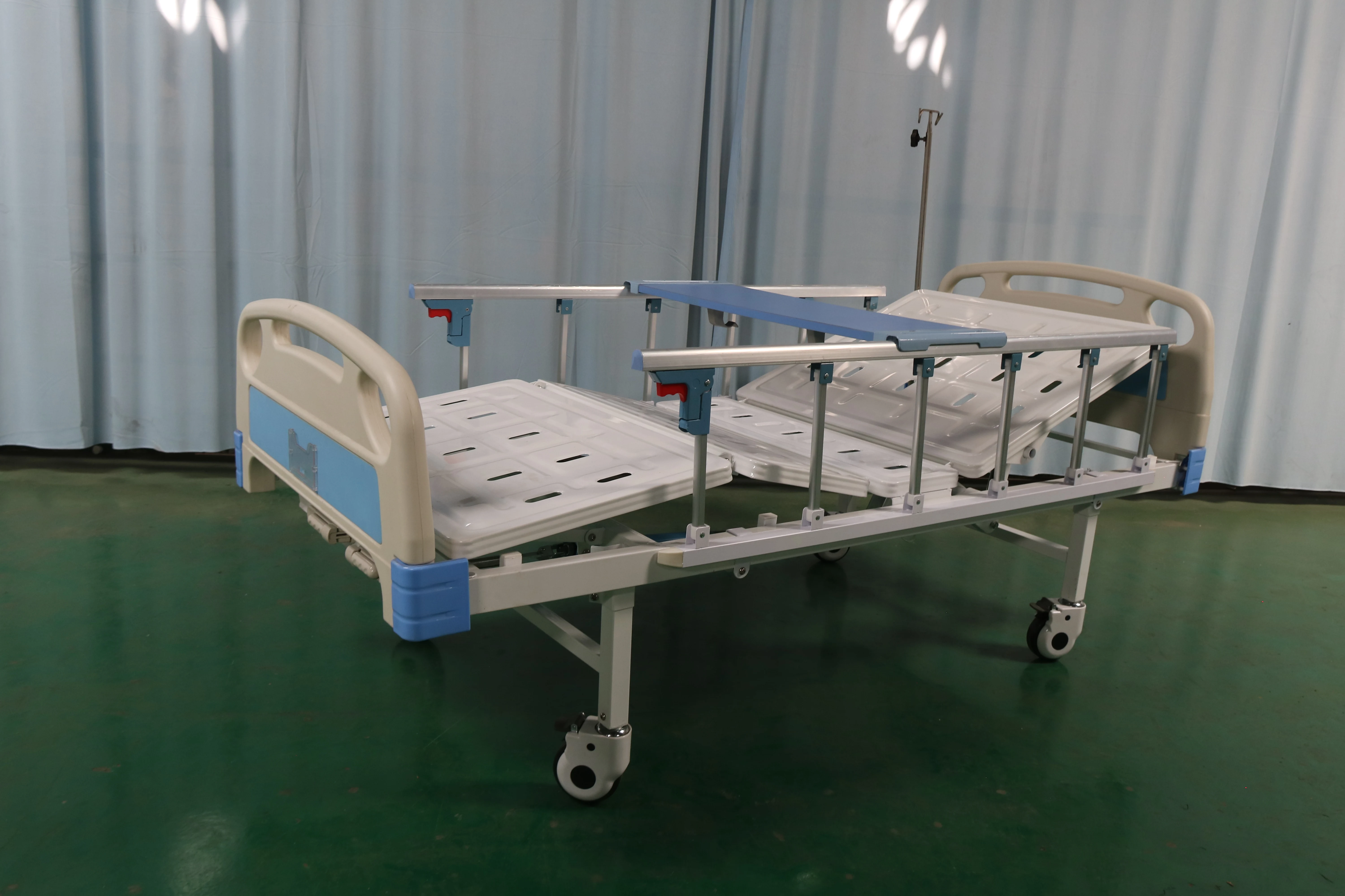 Cheap Medical Furniture 2 Cranks Metal Manual Home Care Clinic Nursing Patient Hospital Bed Prices