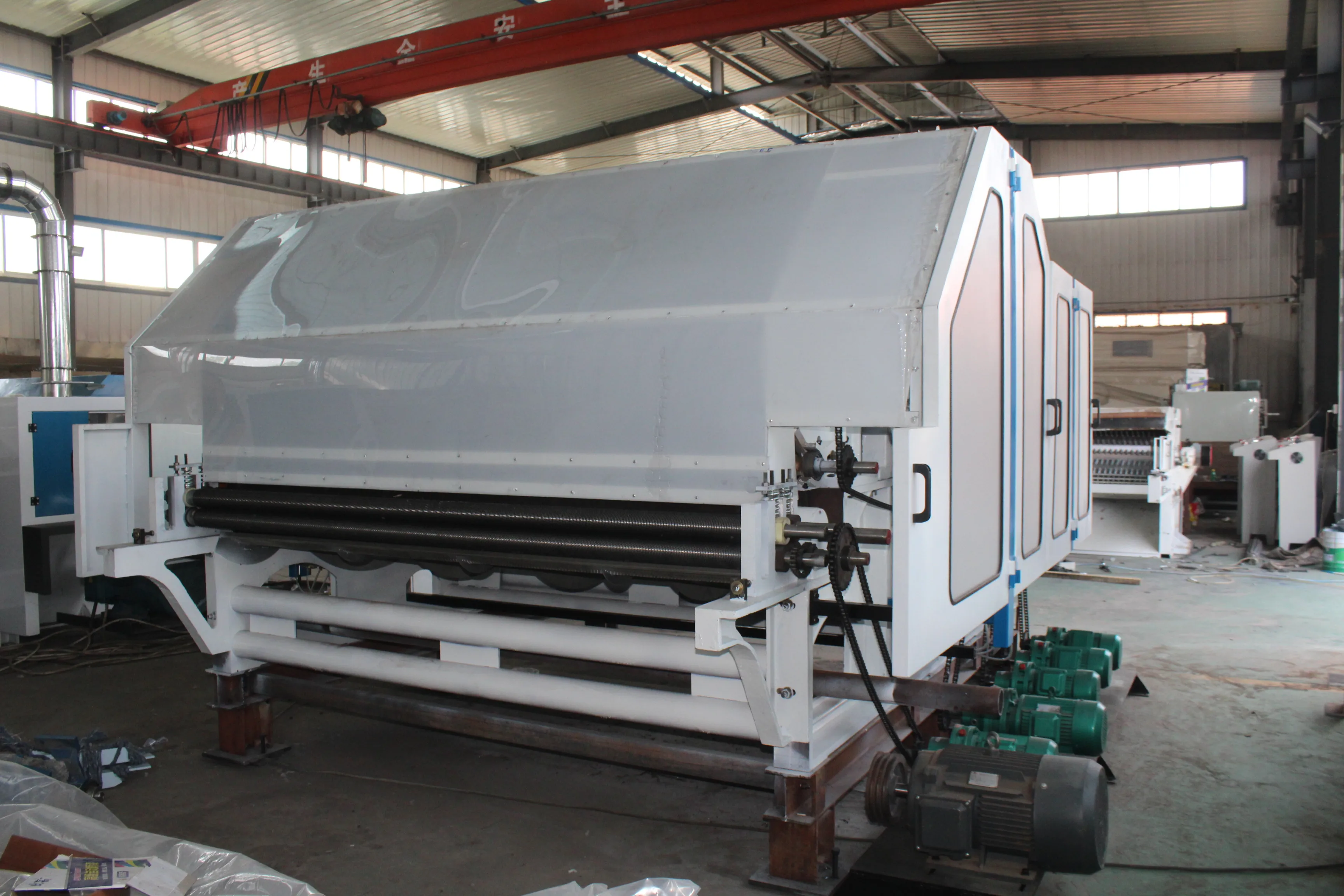 The non-woven fabric production machine combs the waste fiber polyester fiber into a web to make a felt carding machine