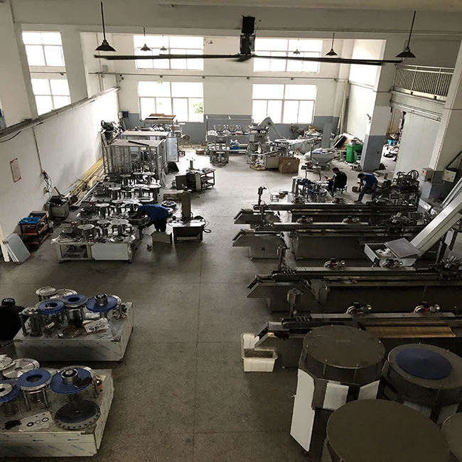 Full-computer syringe automatic assembling machine for medical equipment