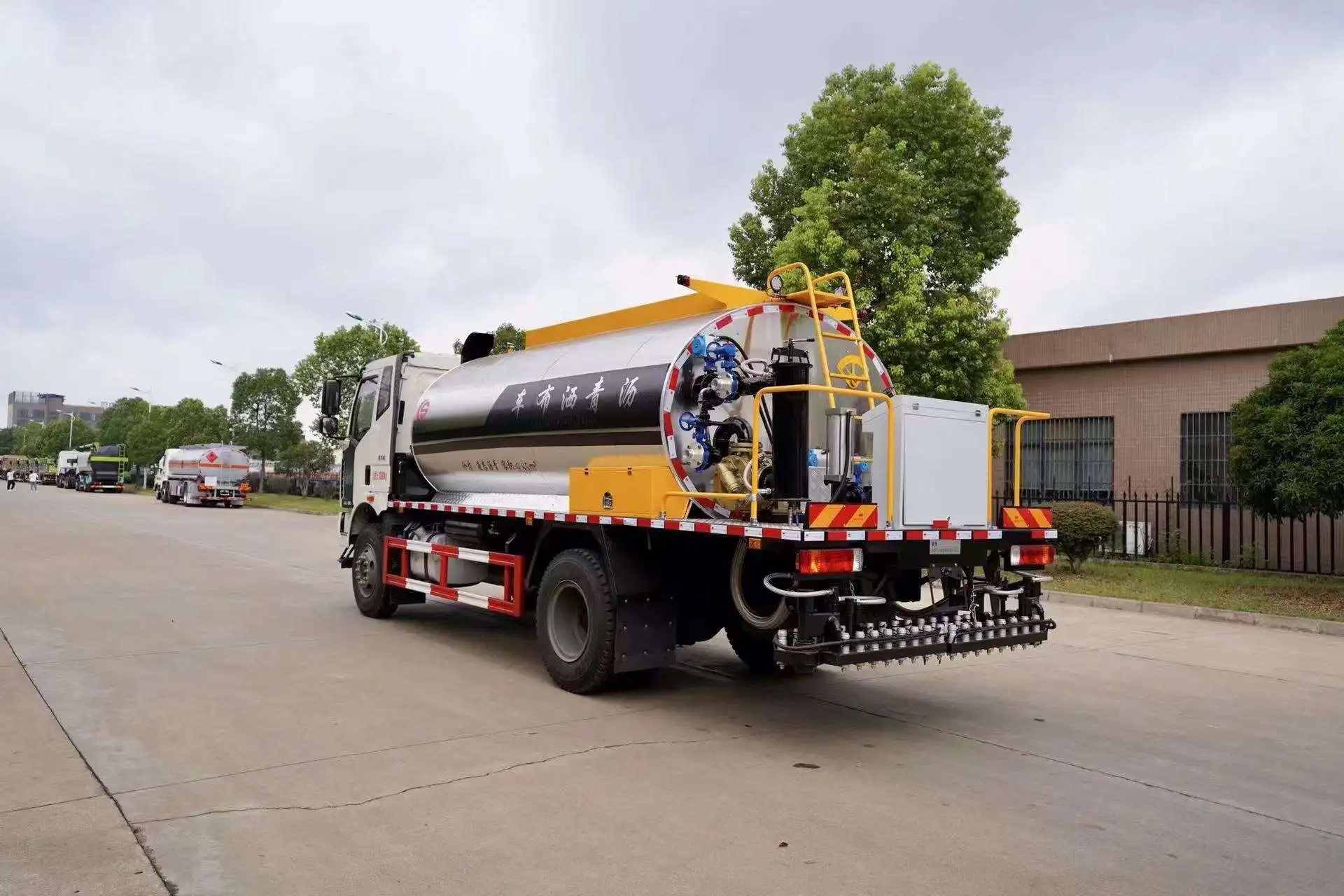China sale brand new small asphalt distributor truck 4*2 asphalt spreader truck for sale