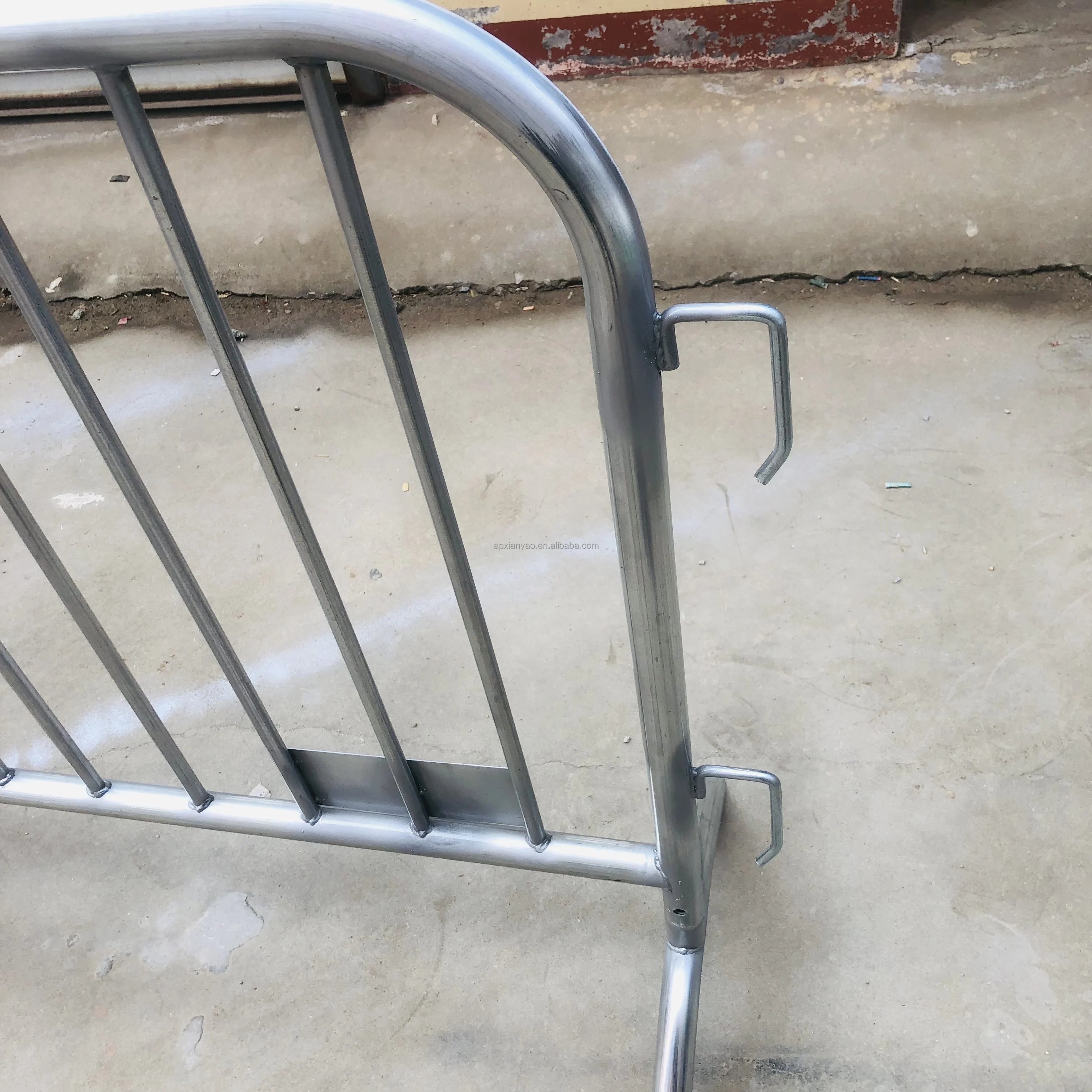 Wholesales Galvanized Steel Road Barrier Temporary Barricades Bike Racks  Crowd Control Barriers for Public Event
