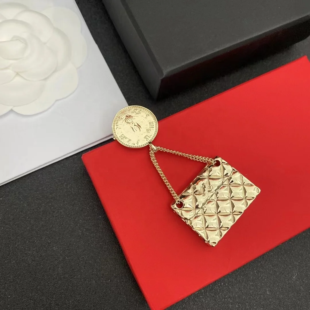 Wholesale Inspired Fashion Jewelry Bag Shaped Brooch Pin Gold Plated Designer Women Luxury Brooches