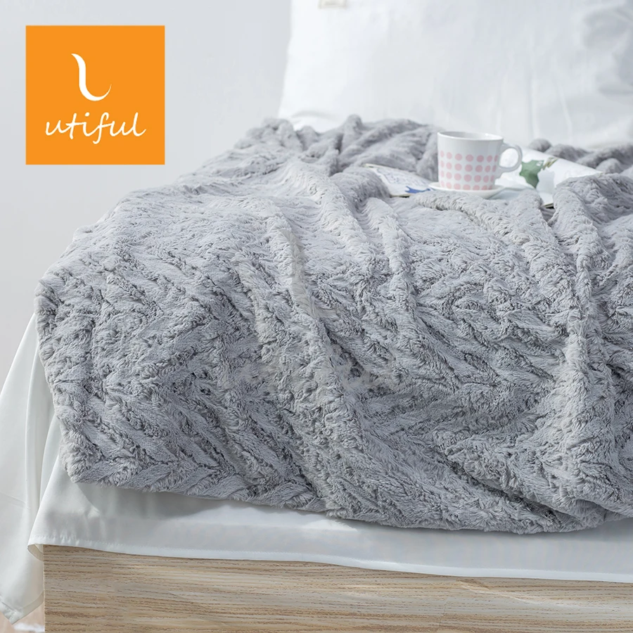 Custom premium oversize polyester herringbone brushed white PV faux fur mink velvet reversible throw blanket