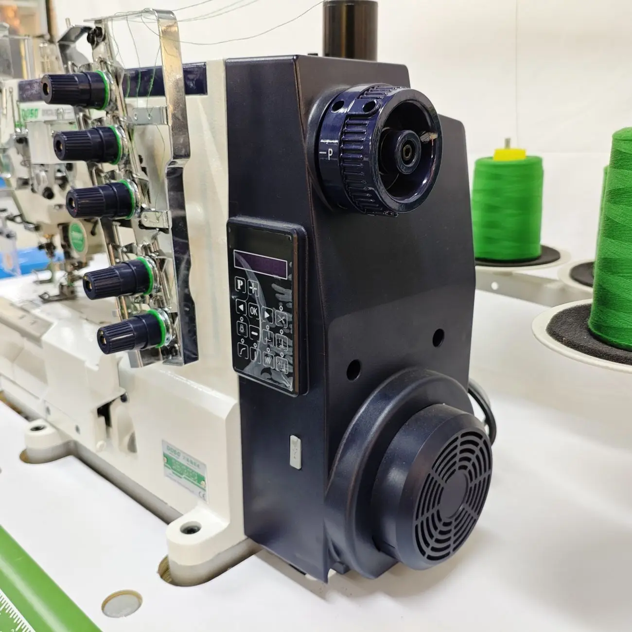 Doso Best Sell DS-588 Series Flat Bed Interlock Sewing Machine for Tape Binding Sewing Machine with Thread Trimming