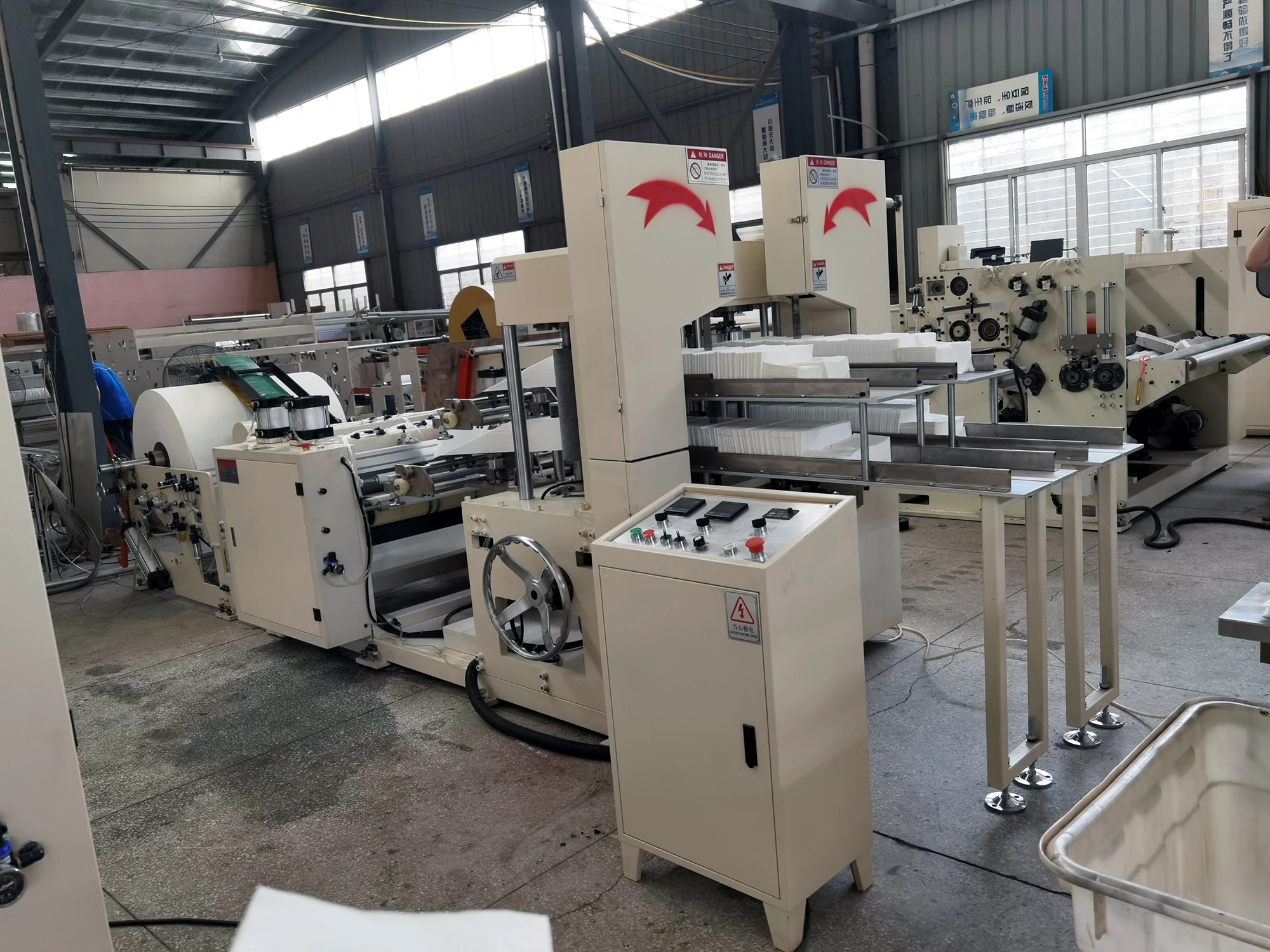 1/4  1/2 1/8 Shape Folding Table Serviette Tissue Paper Napkin Making Machine