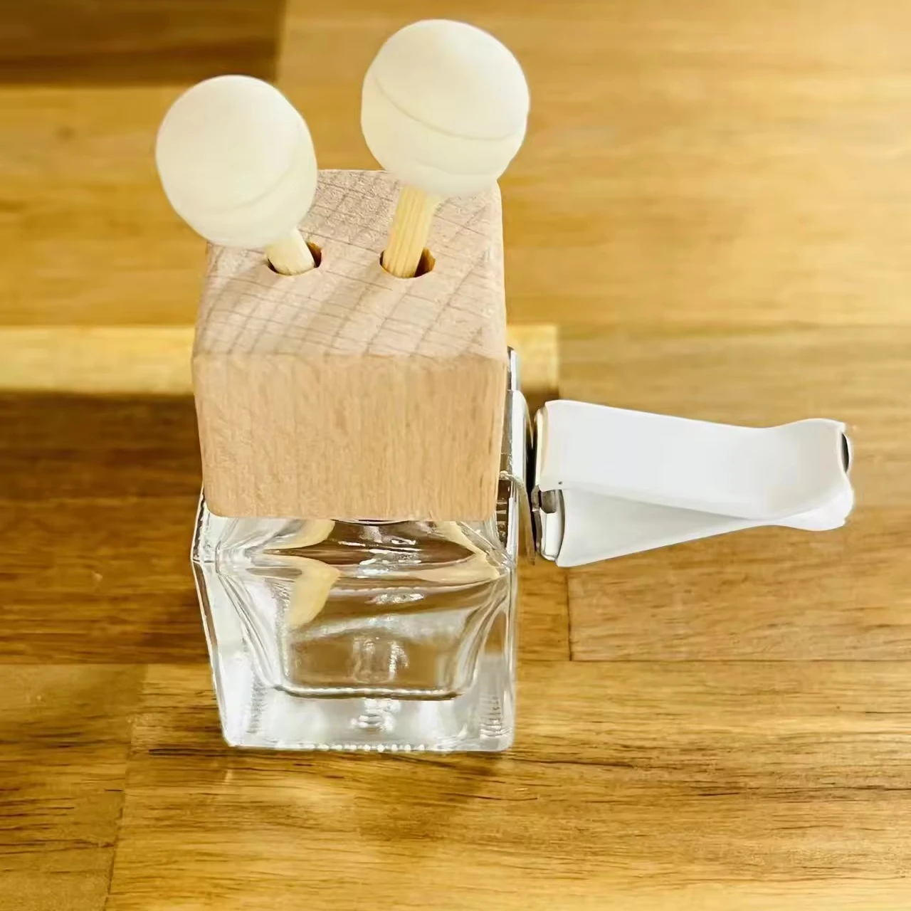 luxury hanging car diffuser oil bottle Car reed diffuser bottle with clasp vent clip empty car dashboard perfume bottles