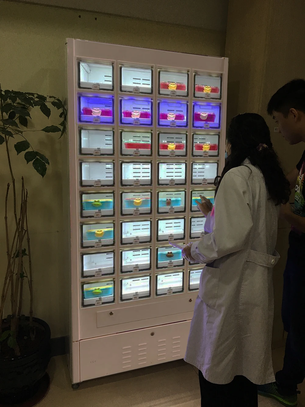 Беспилотный шкафчик торговый автомат с курицей системой холодильника