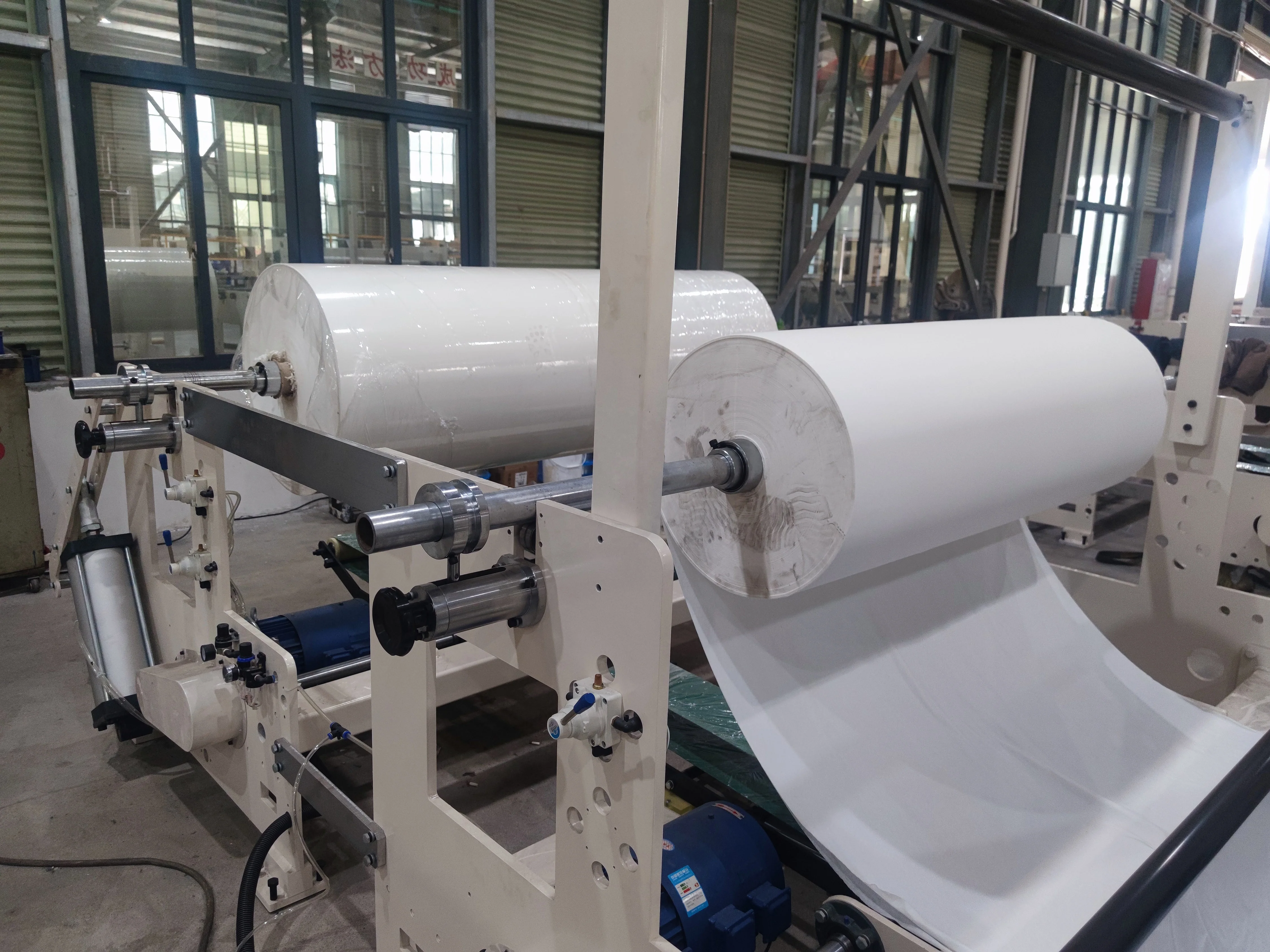 Automatic punching rewinding toilet paper bathroom tissue roll production machinery / maquina de hacer papel para bao