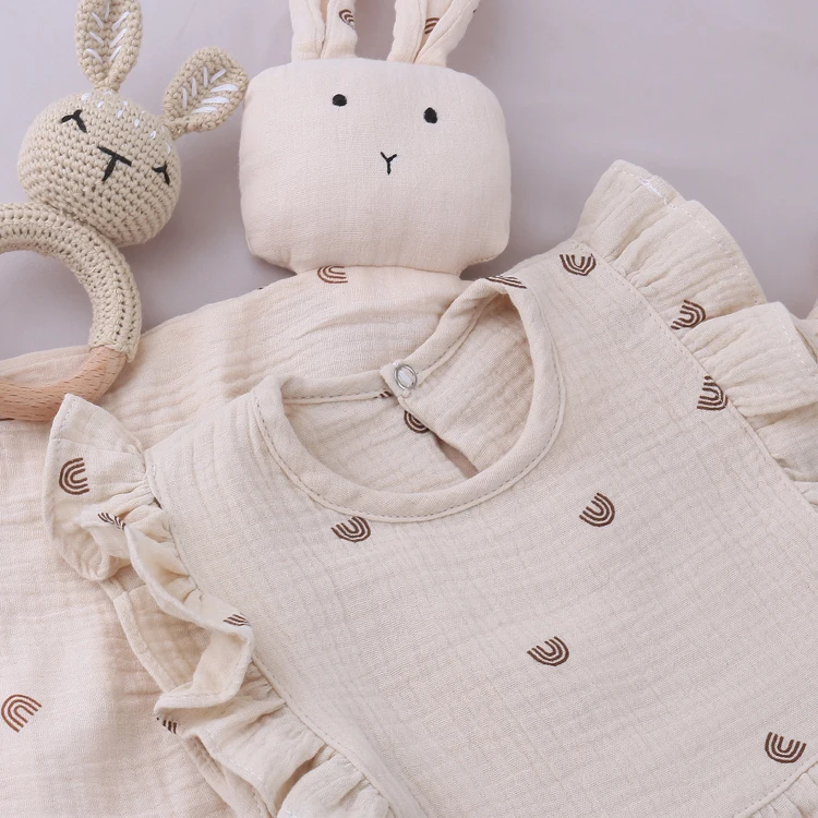 Customized Baby Bath Sets Gift Baby Shower Gift Set Newborn Including 5pcs Bibs Blanket Hair Brush Pacifier Clips Bunny Rattle