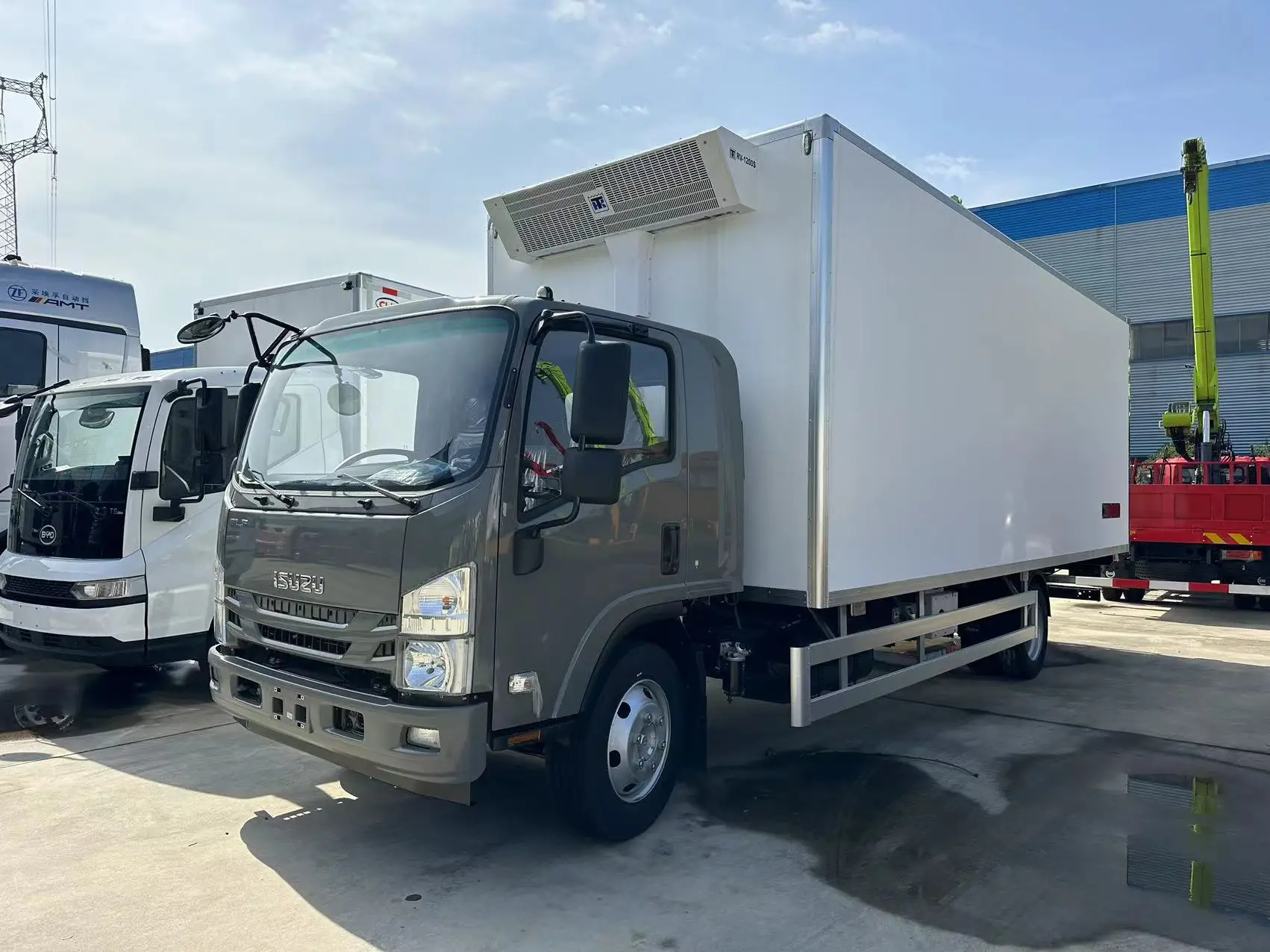 Factory hot sale isuzu 8 tons refrigerated truck diesel 4*2 refrigerator truck with hot King cooling system on sale