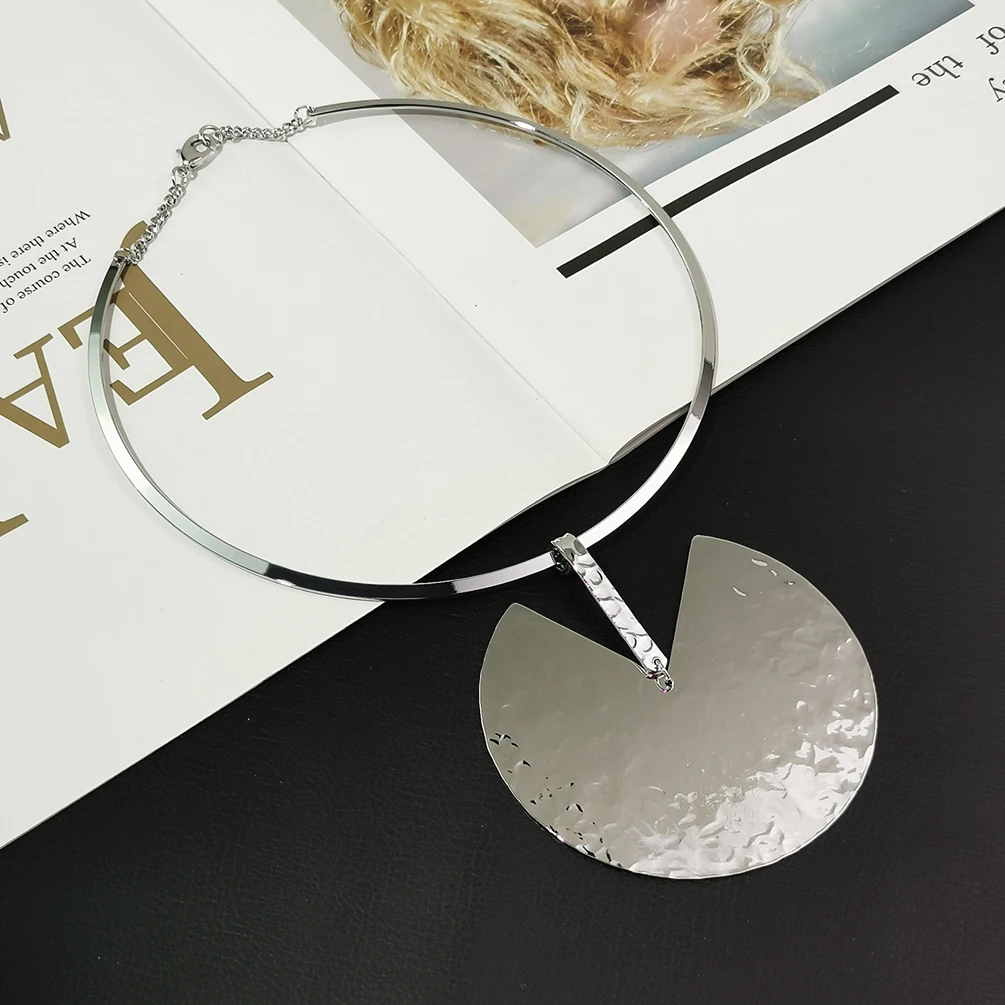 Unique Design Fashion Greedy Bean Shaped Pendant Necklace Statement Alloy Torques Choker Necklaces For Women Collars Accessories