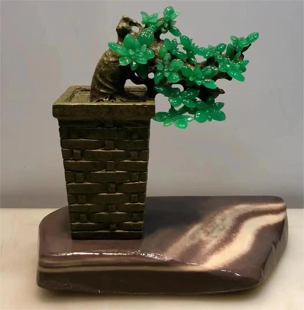 Резные украшения из зеленого камня