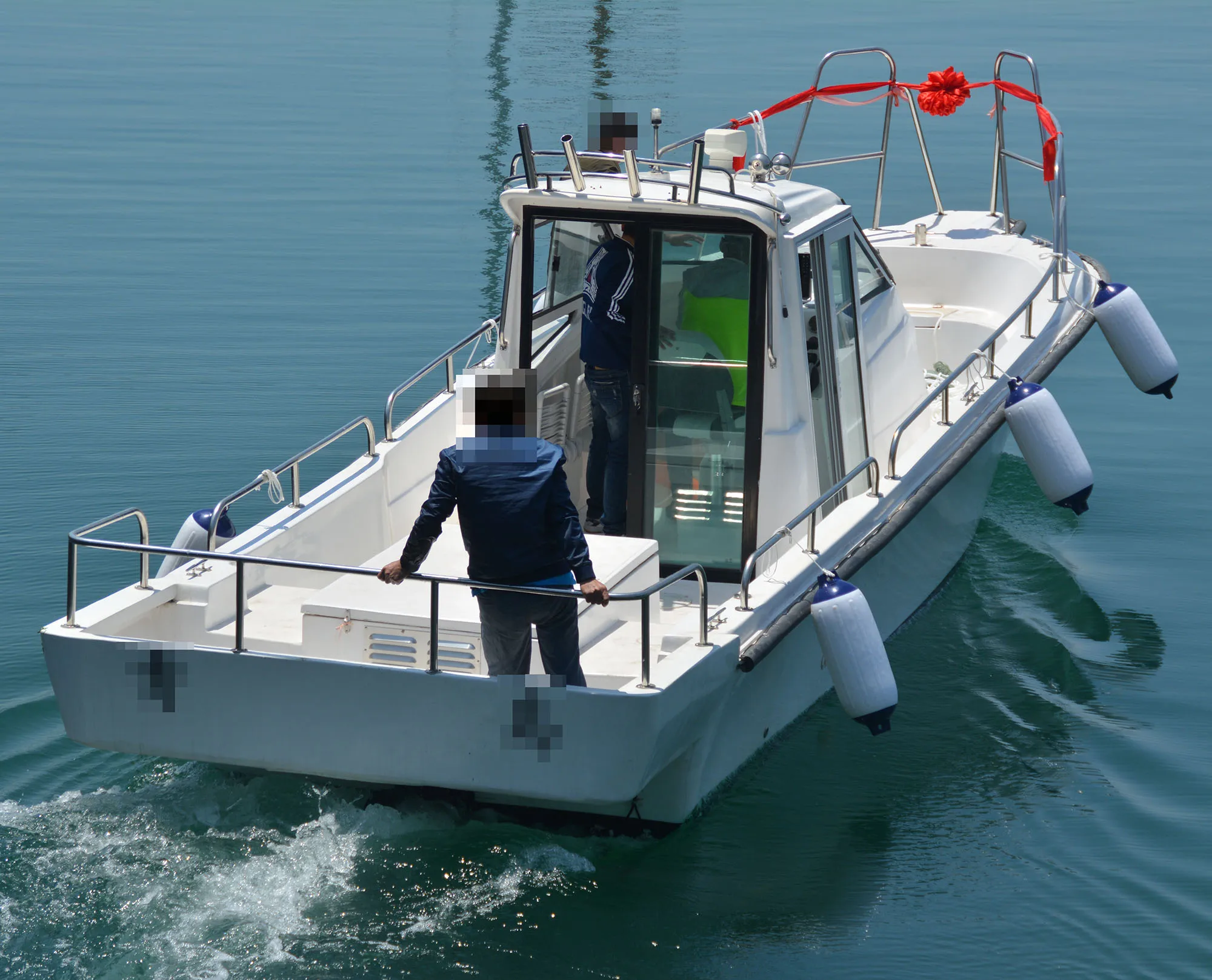 China FFB960D High Speed  Cabin Fiberglass Small Boat Hulls Fishing For Sale