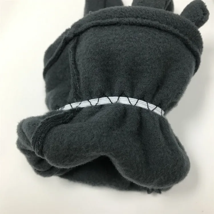 Оптовая продажа, черные изолированные Зимние флисовые перчатки унисекс с логотипом на заказ, сенсорный экран для мужчин и женщин.