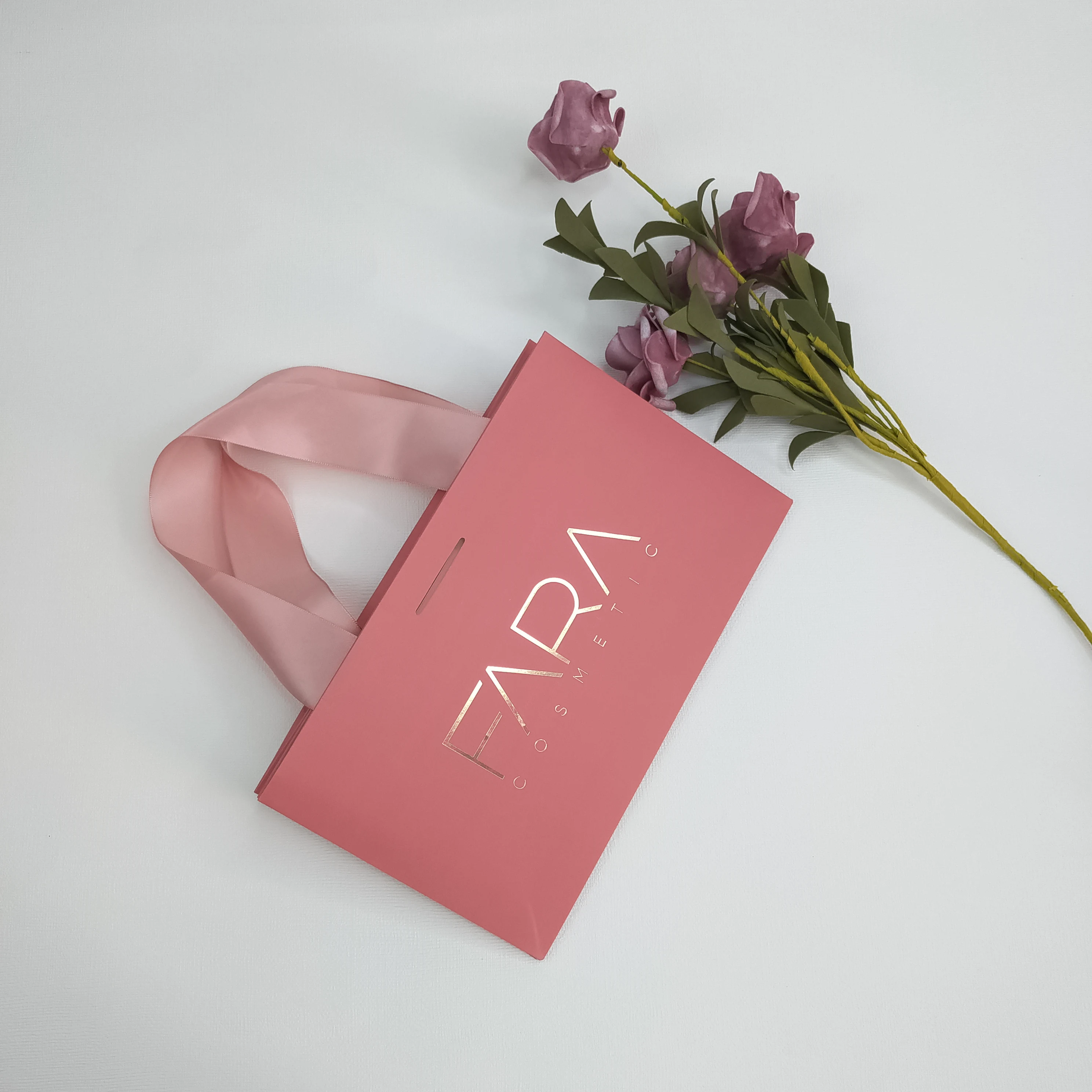 Custom Made Printed Logo Jewelry Packaging Kraft Shopping Paper Bag With Ribbon Handles Gold Foil Pink Gift Paper Bag