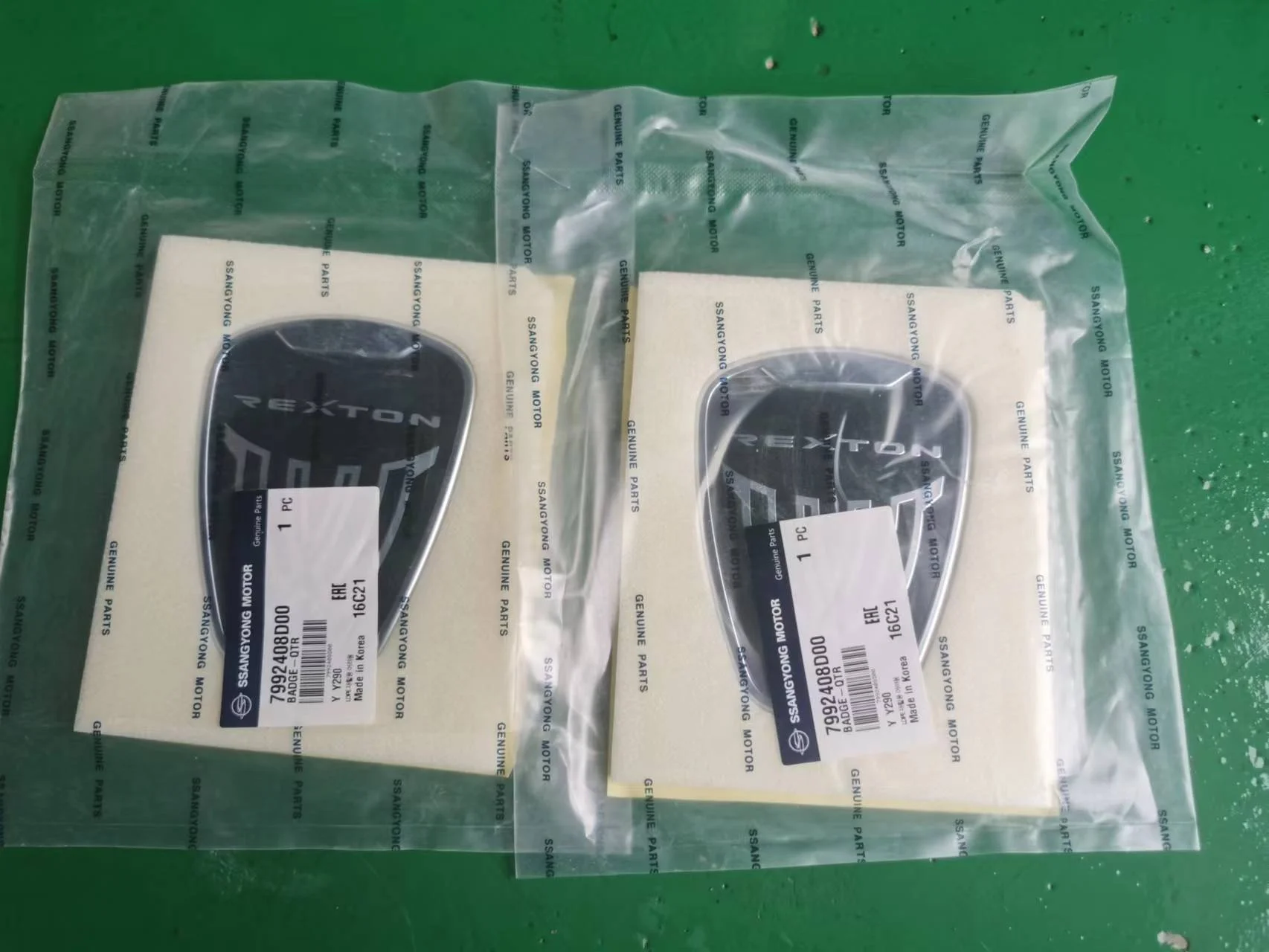 Ssangyong logo W REXTON dedicated OE7992408D00