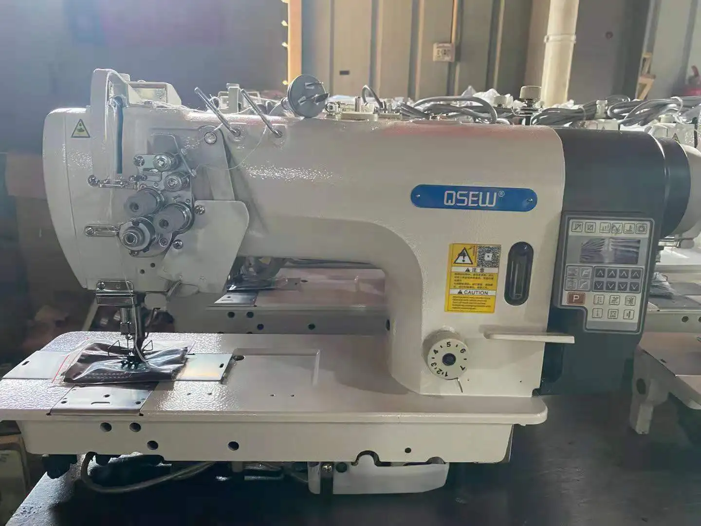  QS-4420D с прямым приводом двойной тремя дополнительными циферблатами и синхронизации шагающая прижимная лапка швейная большой крюк для промышленной швейной