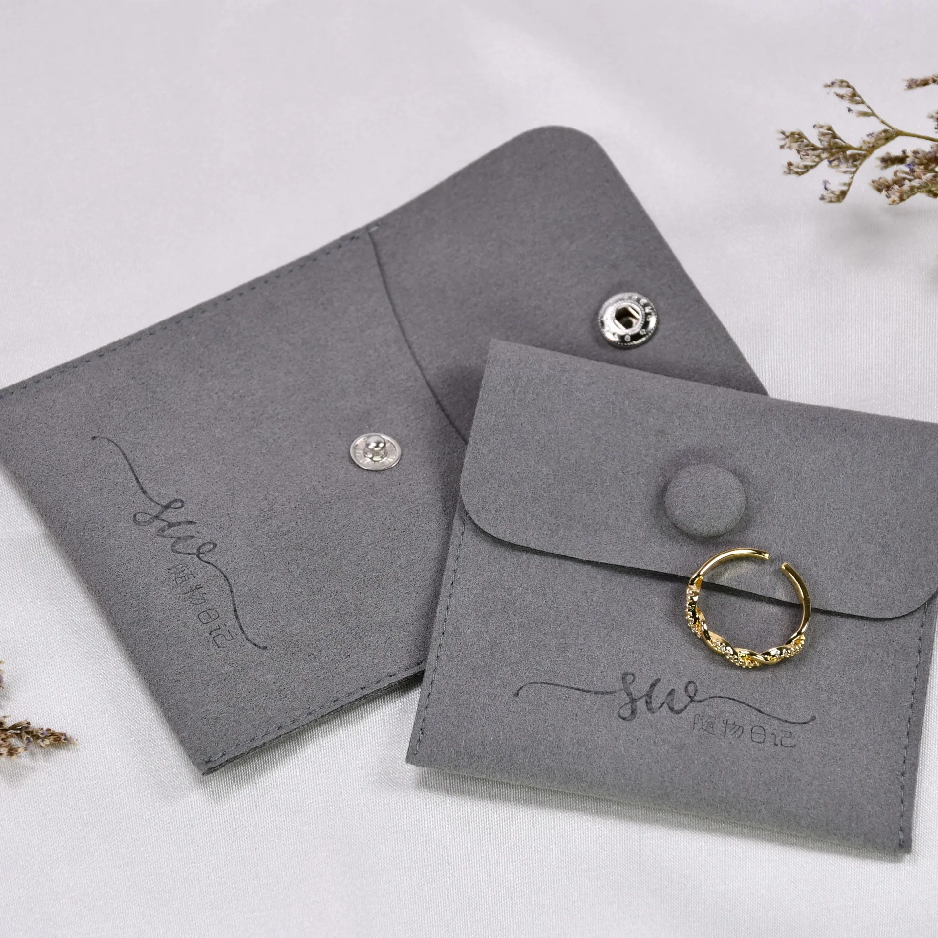 100pcs cheap price packaging Jewelry Pouch Small Emboss Gift Envelope Jewelry Bags Envelope Necklace Pad Luxury Suede Pouch