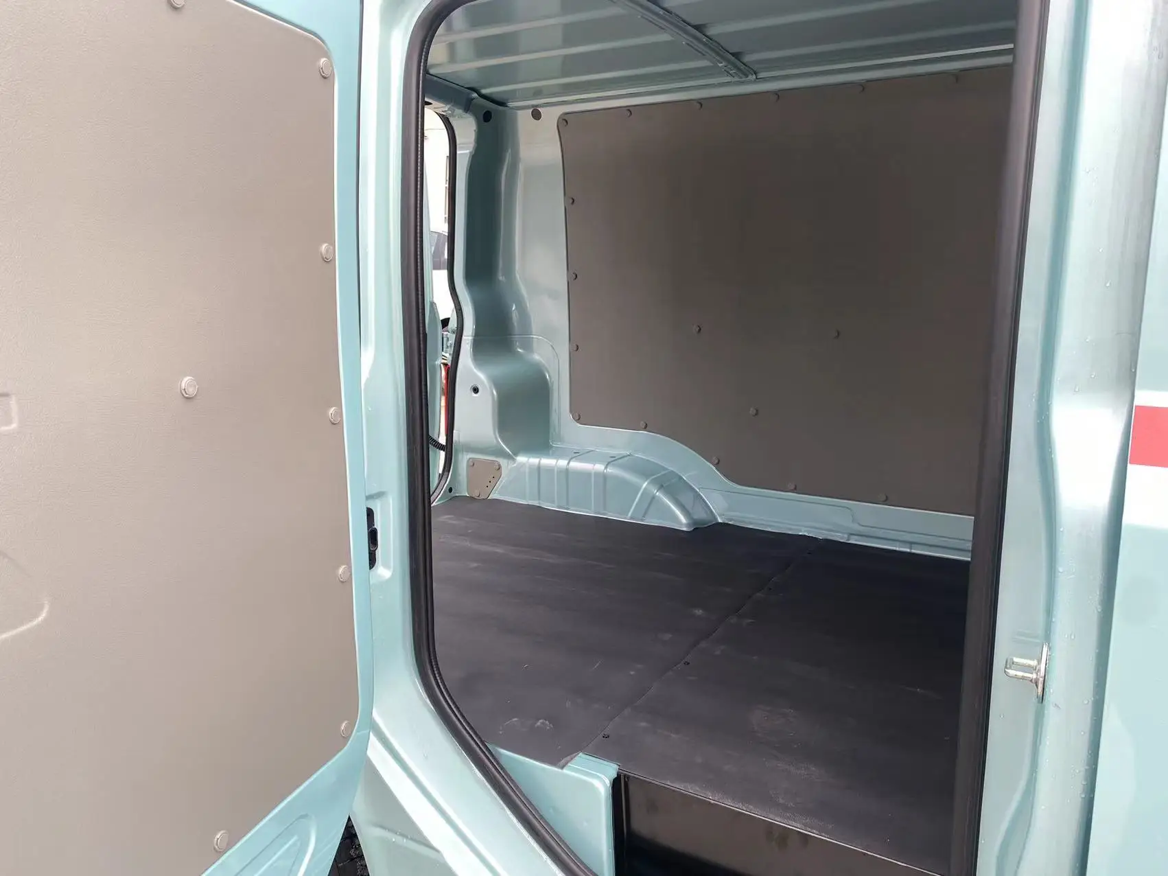 Factory Supply 3.3kw speed charging 71km/h 200km 2024 4 wheeler small mini new energy vehicles for adults Used Cars