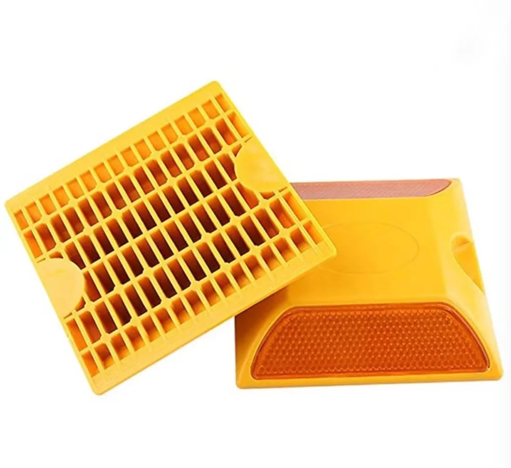 Bargain Sale High Compressive Strength Plastic Solar Road Stud Reflectors for Clearly Visible at Night