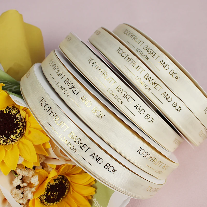 Заводская цена индивидуальный белый логотип с лентой для подарка упаковка цветов печать логотипа лента персонализации 1 дюйм