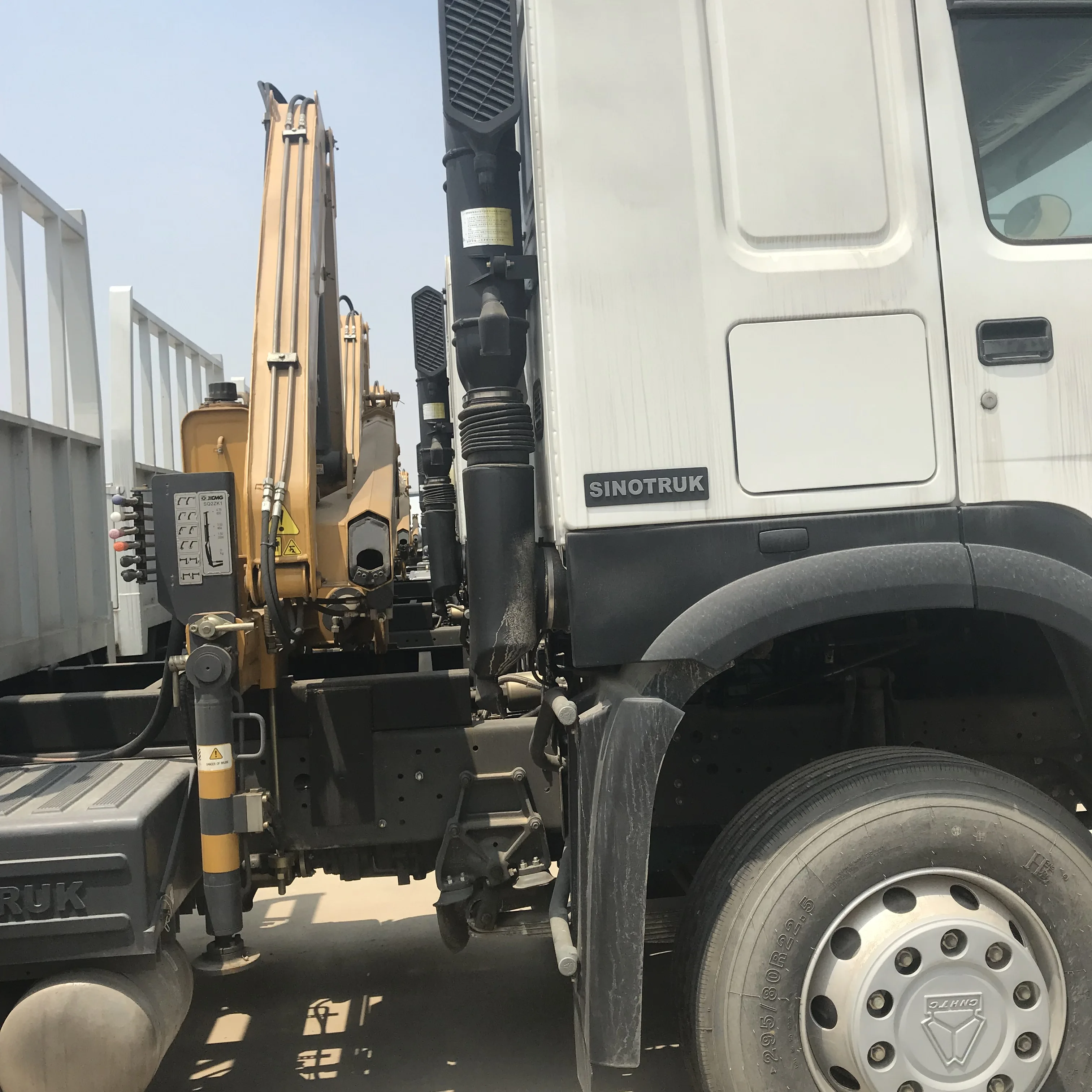 
SINOTRUK HOWO 4x2 Cargo Truck Six Wheels Chassis Mounted Crane Truck 