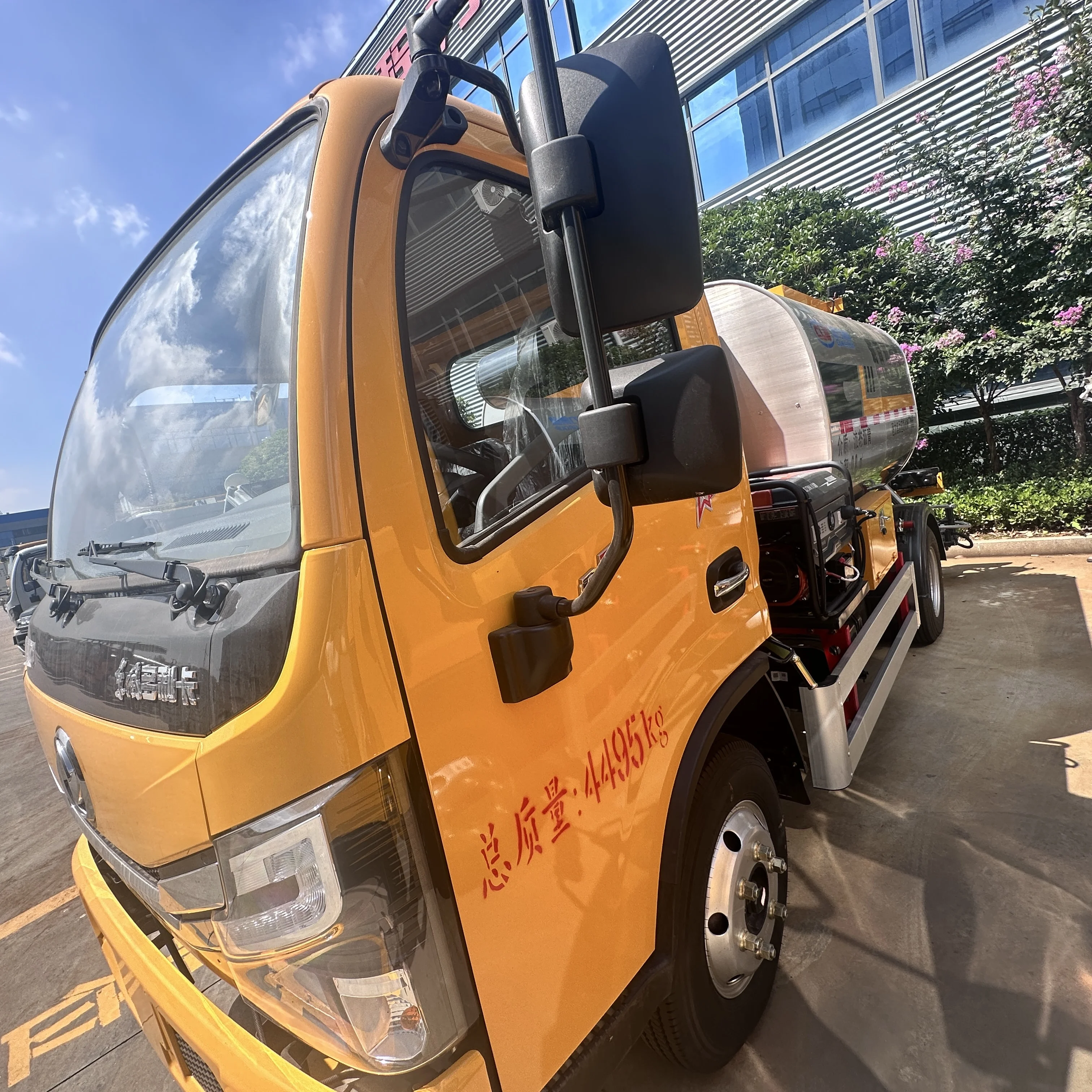 Various specifications of  Bitumen Asphalt Distributor Trucks  for sale