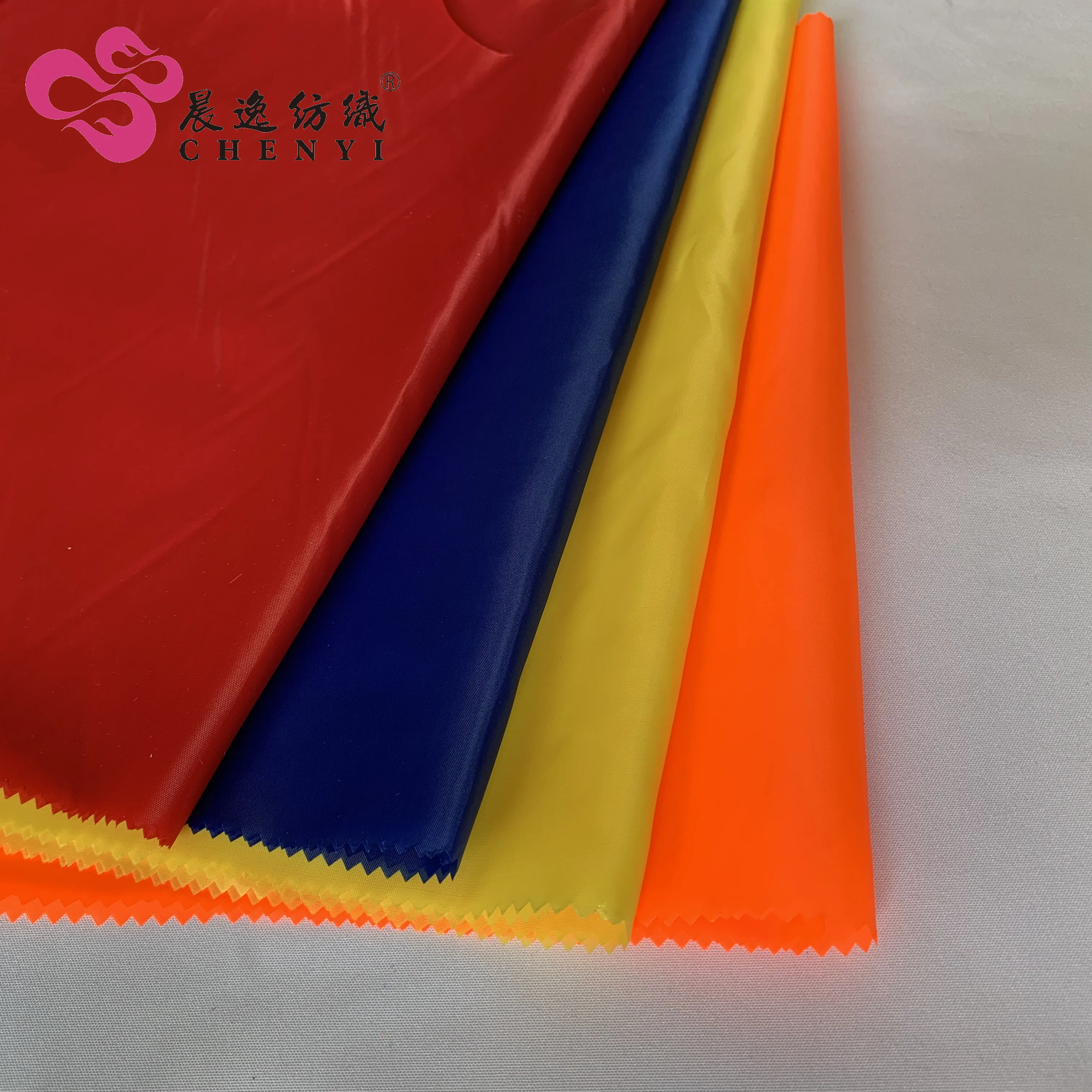 Раствор окрашенной полиэфирной ткани