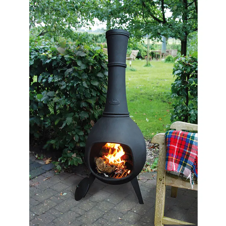 Подержанная в саду металлическая пивная бутылка в форме огненной ямы