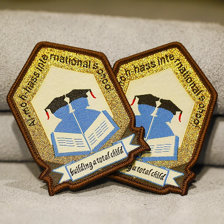 Высококачественные значки профессиональный производитель индивидуальная форма тканые школьные именные знаки с логотипом нашивки для шитья