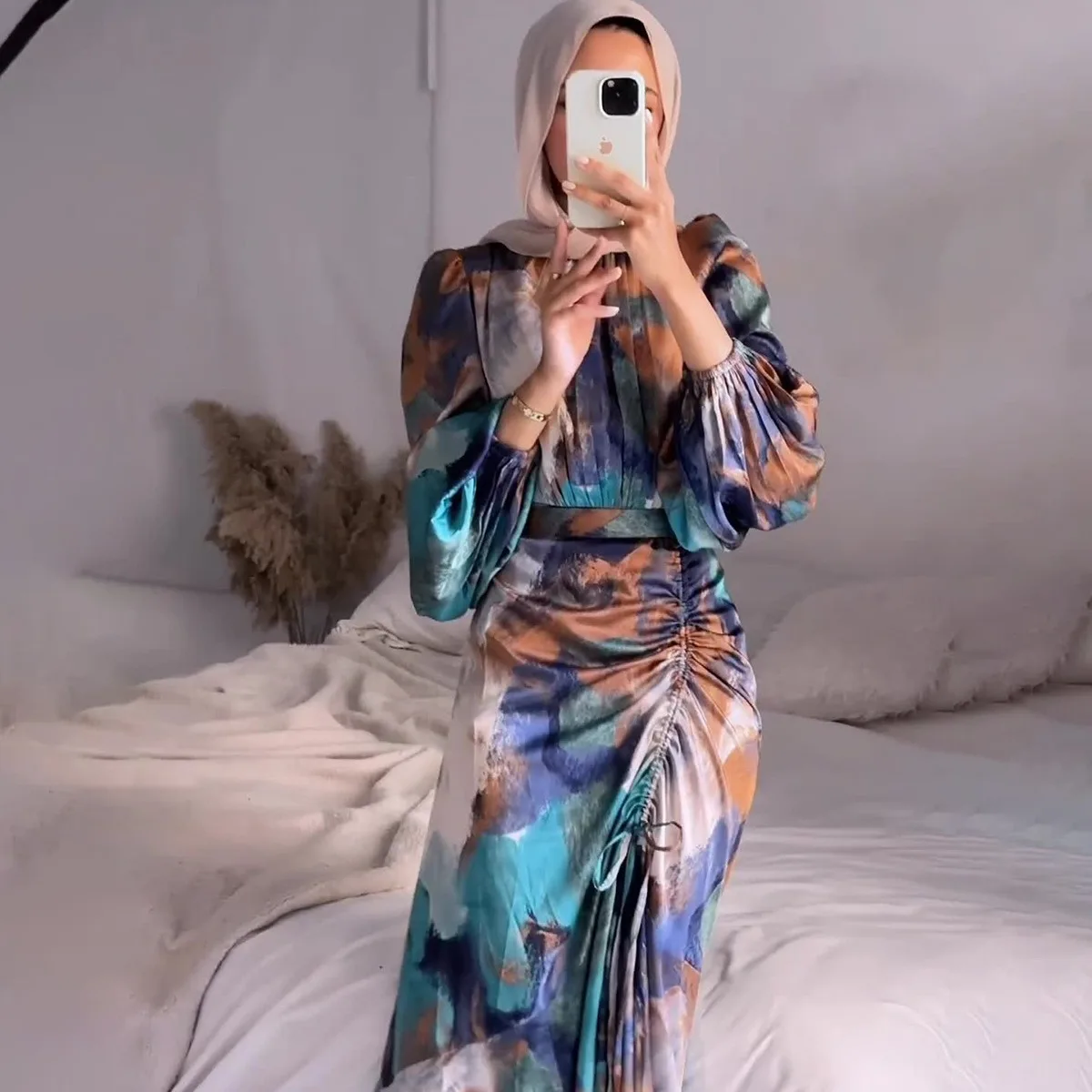 Middle East Women Autumn New Pleated waist tight slimming exotic long sleeve dress Color pattern design Muslim