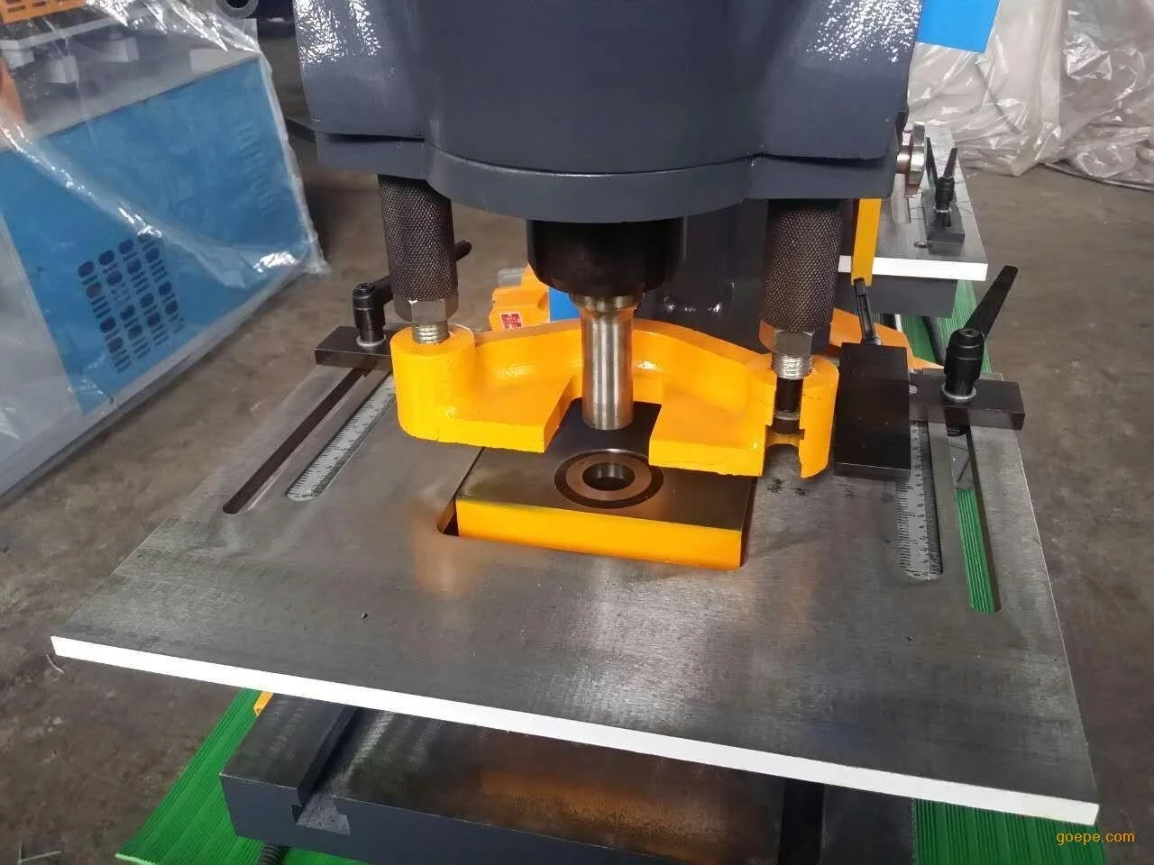 
Q35Y20 Hydraulic Ironworker Cnc Metal Punching And Shearing Machine 