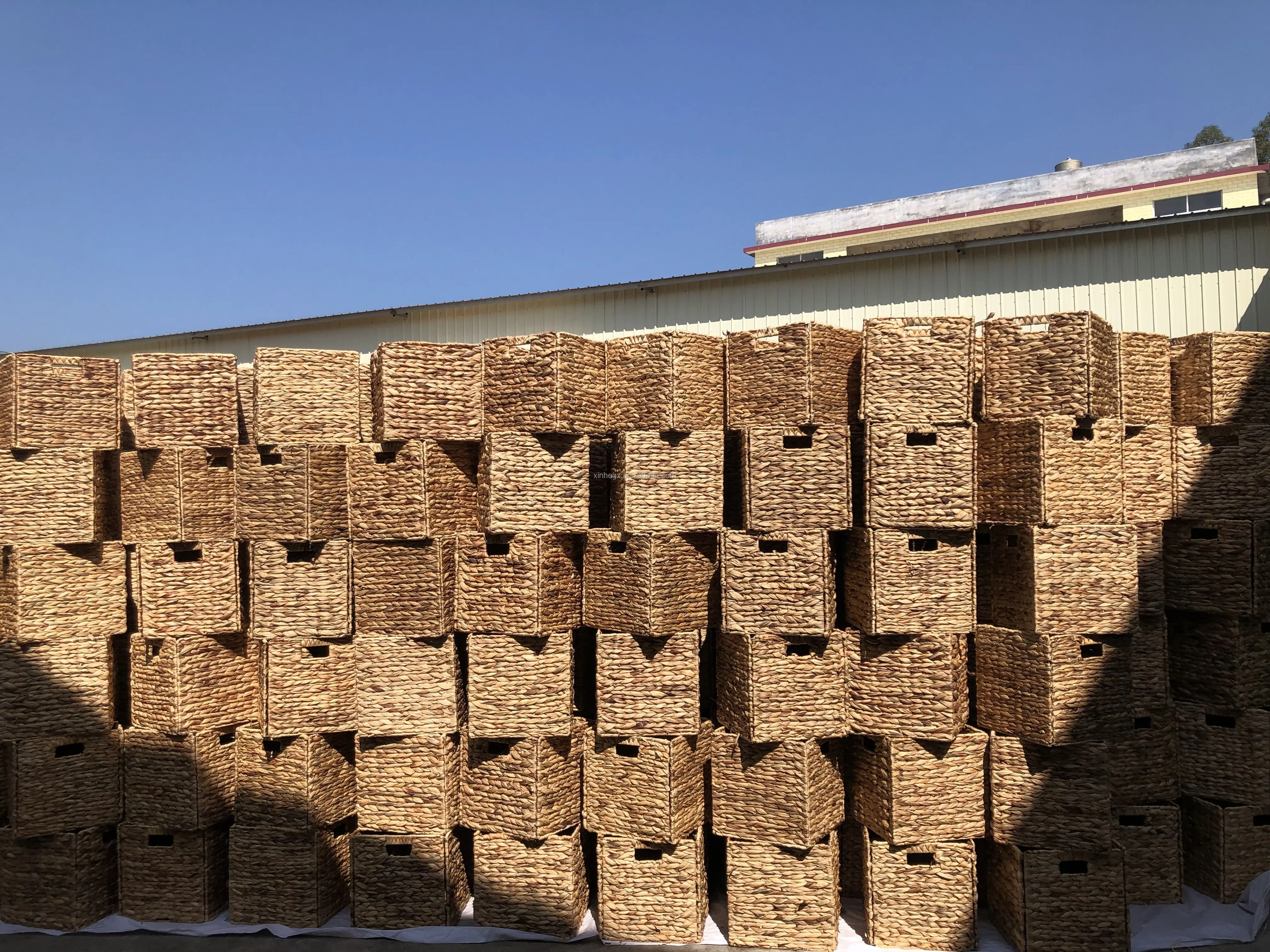 XH Wholesale handmade wicker seagrass woven storage basket with handle