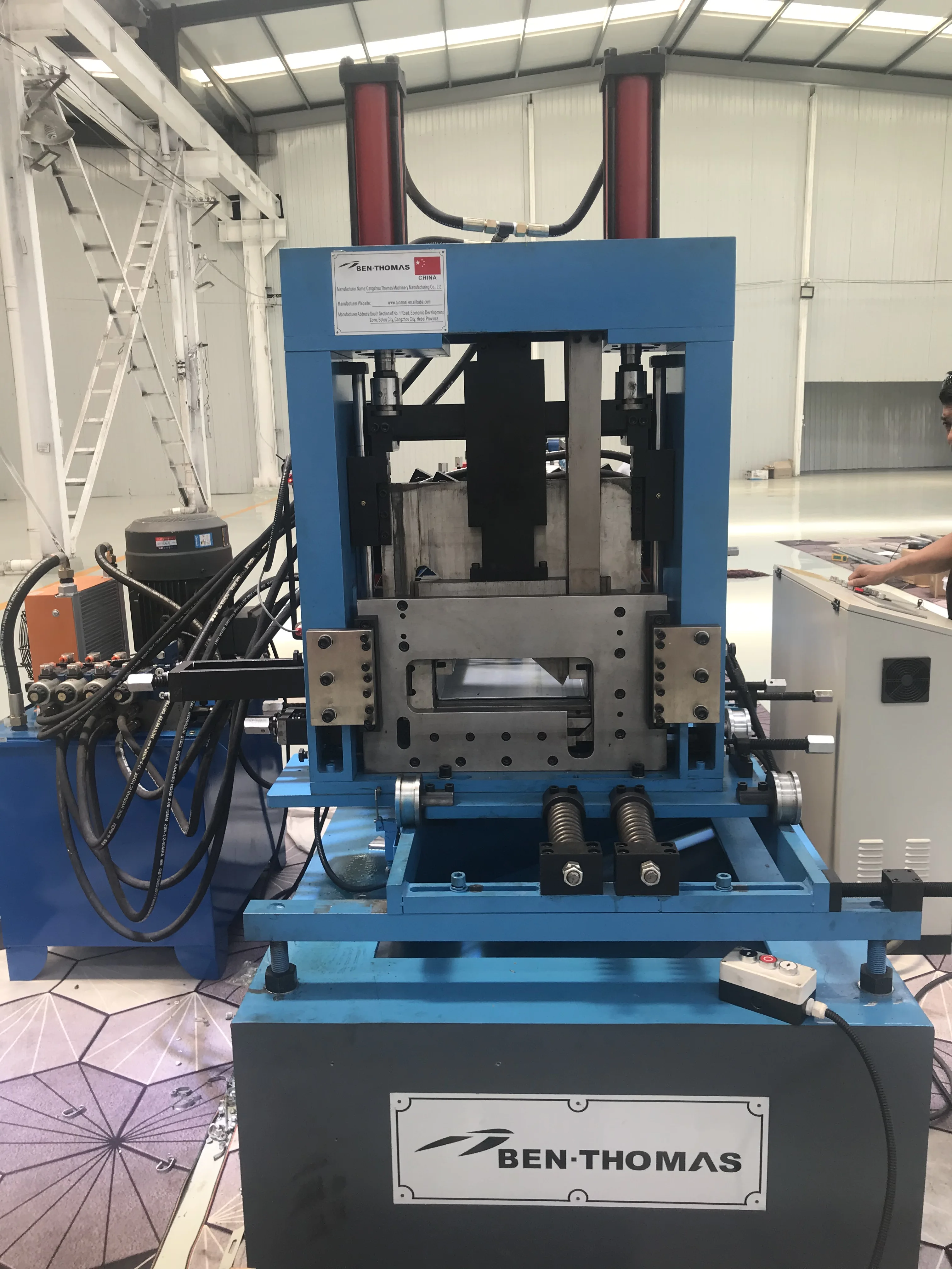 Hot selling High-precision stepless shearing automatic type change CZ purlin roll forming machine