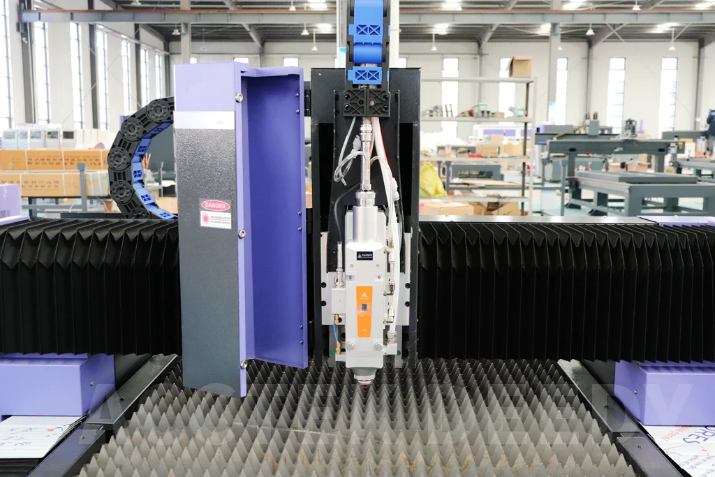 AKJ1020FB fiber laser cutting machine BM110 raytool metal laser cutting head yaskawa fuji servo motor metal laser cutter