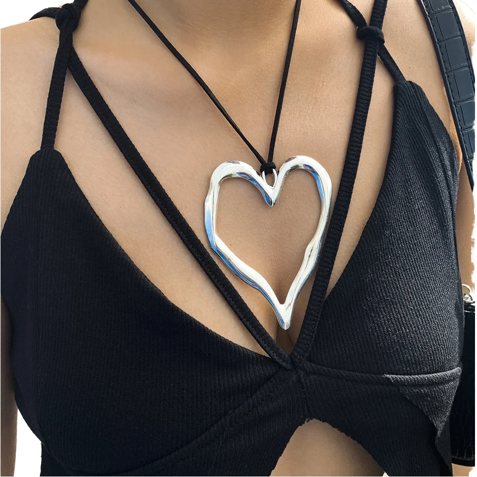 Bestone Hot-Selling Female Metal Choker Necklace with Velvet Collar Pendant Trendy Big Heart Design for Party Wedding or Gift