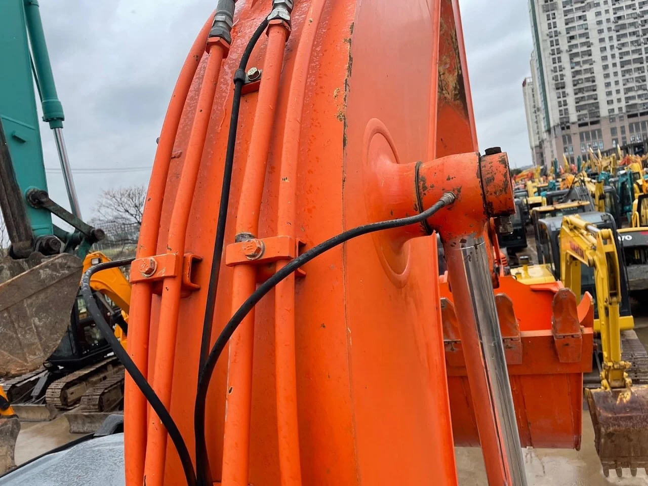 
12 ton used Hitachi ZAX120 excavator is on sale at a low price 