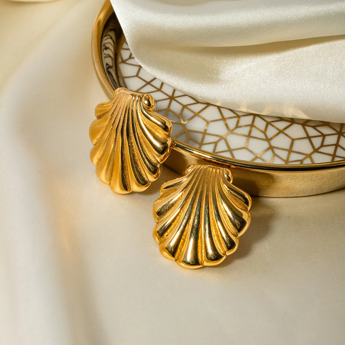 LIQI New Arrival Ocean Series Women 18k Gold Plated Stainless Steel Hammer Textured Spiral Chunky Shell Stud Earring