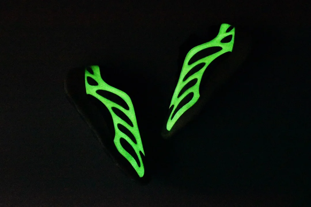 
With Boxes High Quality Black Yezzy Alvah 700 V3 Style Fluorescence Casual Shoes Big Size US4-13 Yeezis V2 Sneaker For Men Women 