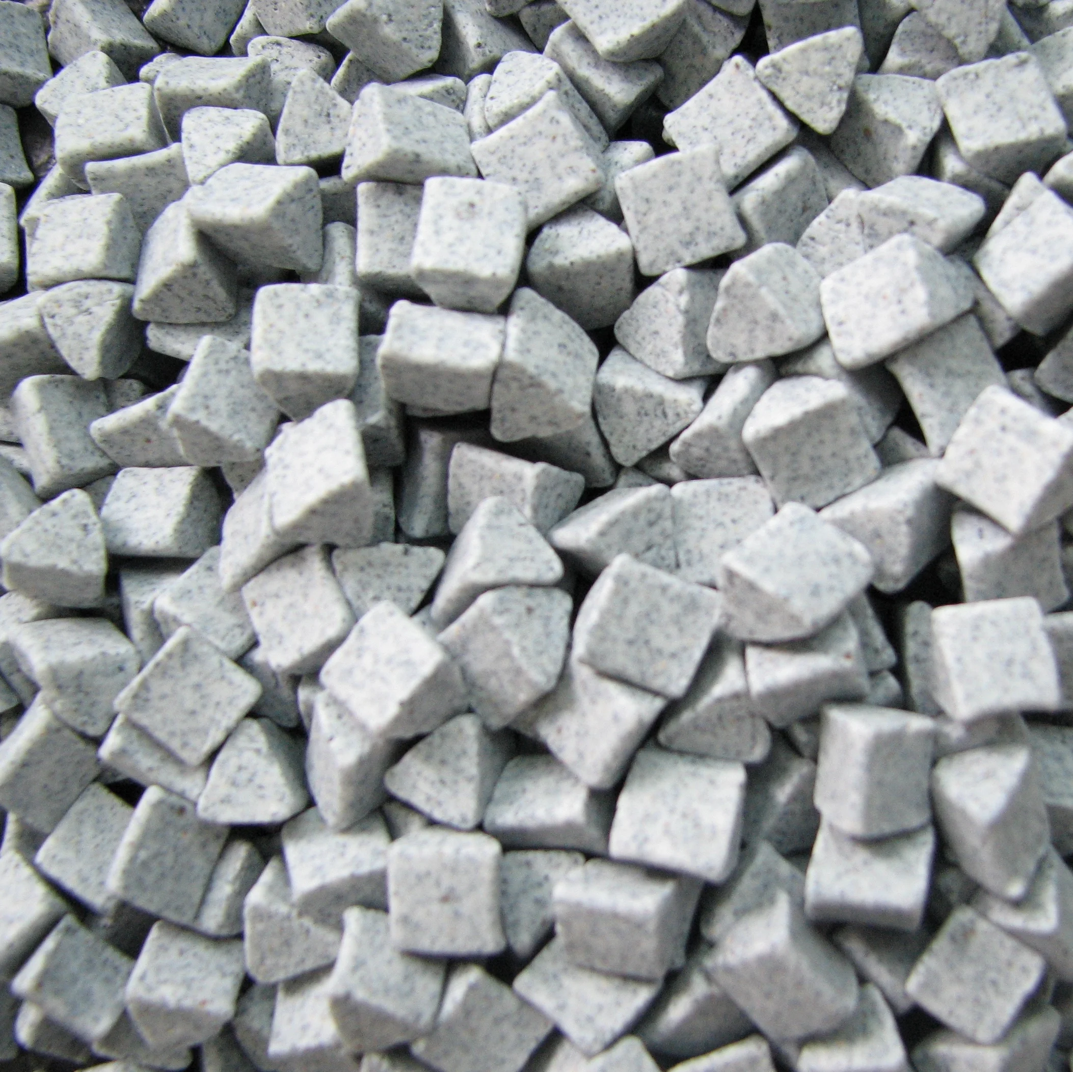 Ceramic media abrasive chip for vibratory polishing mass finishing