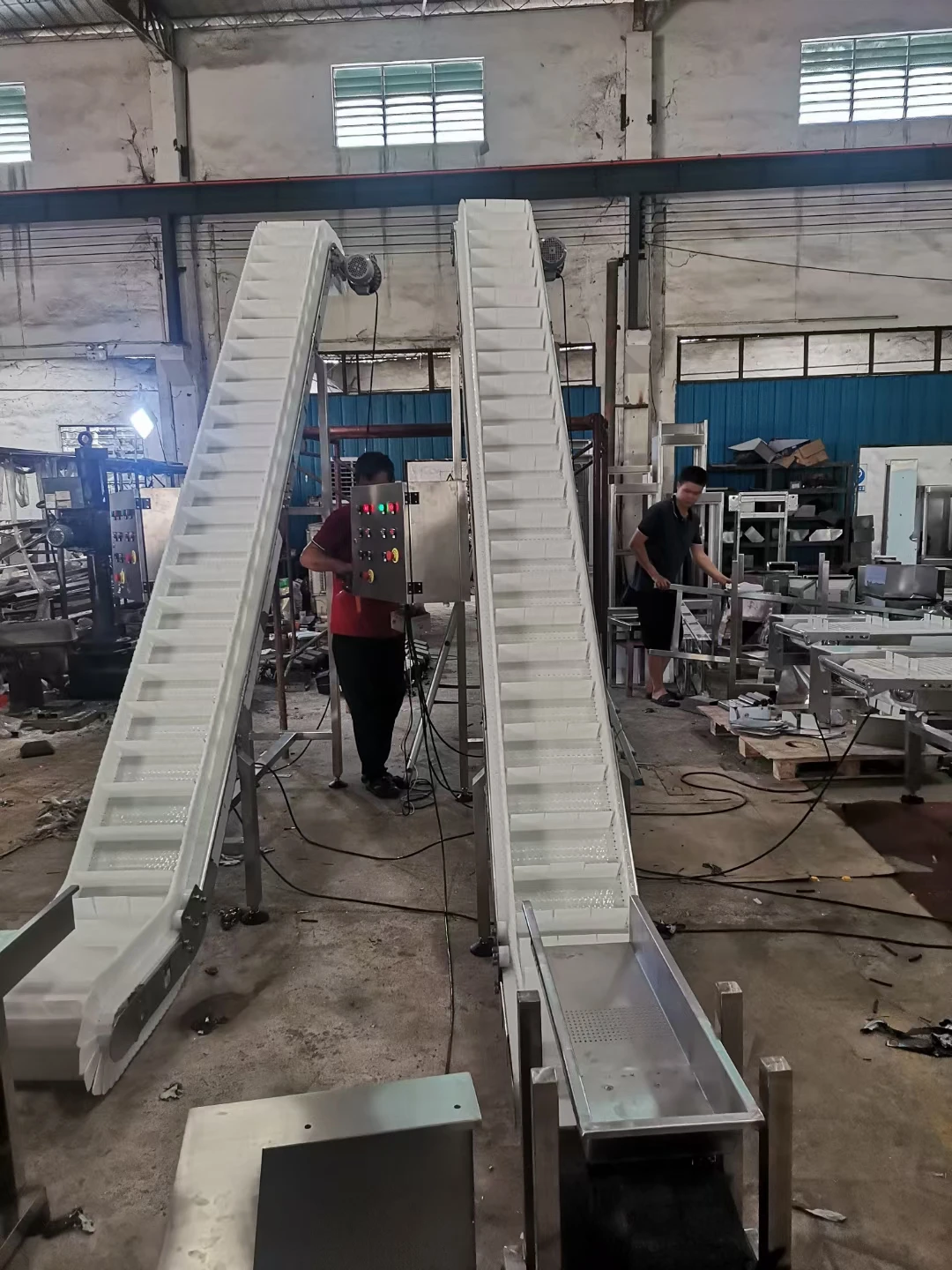 Industrial climbing White food grade PVC belt conveyor elevator with vibration feeder hopper